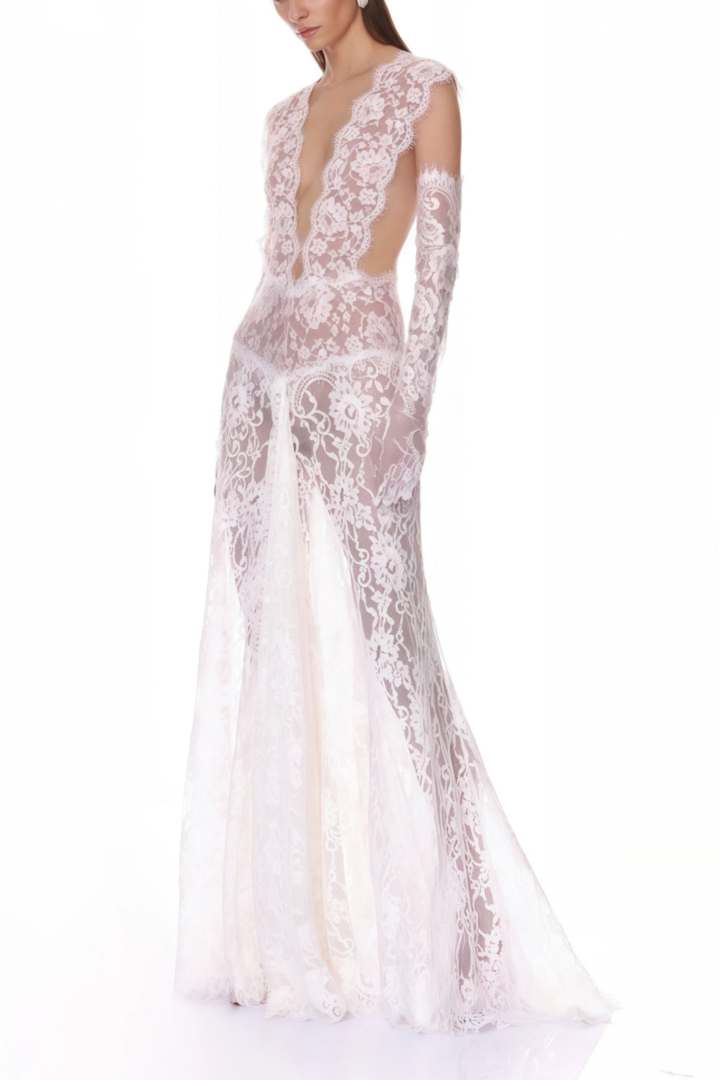 Vestido largo de encaje transparente blanco Hanna de MRNewyork con escote en V profundo y diseño elegante.