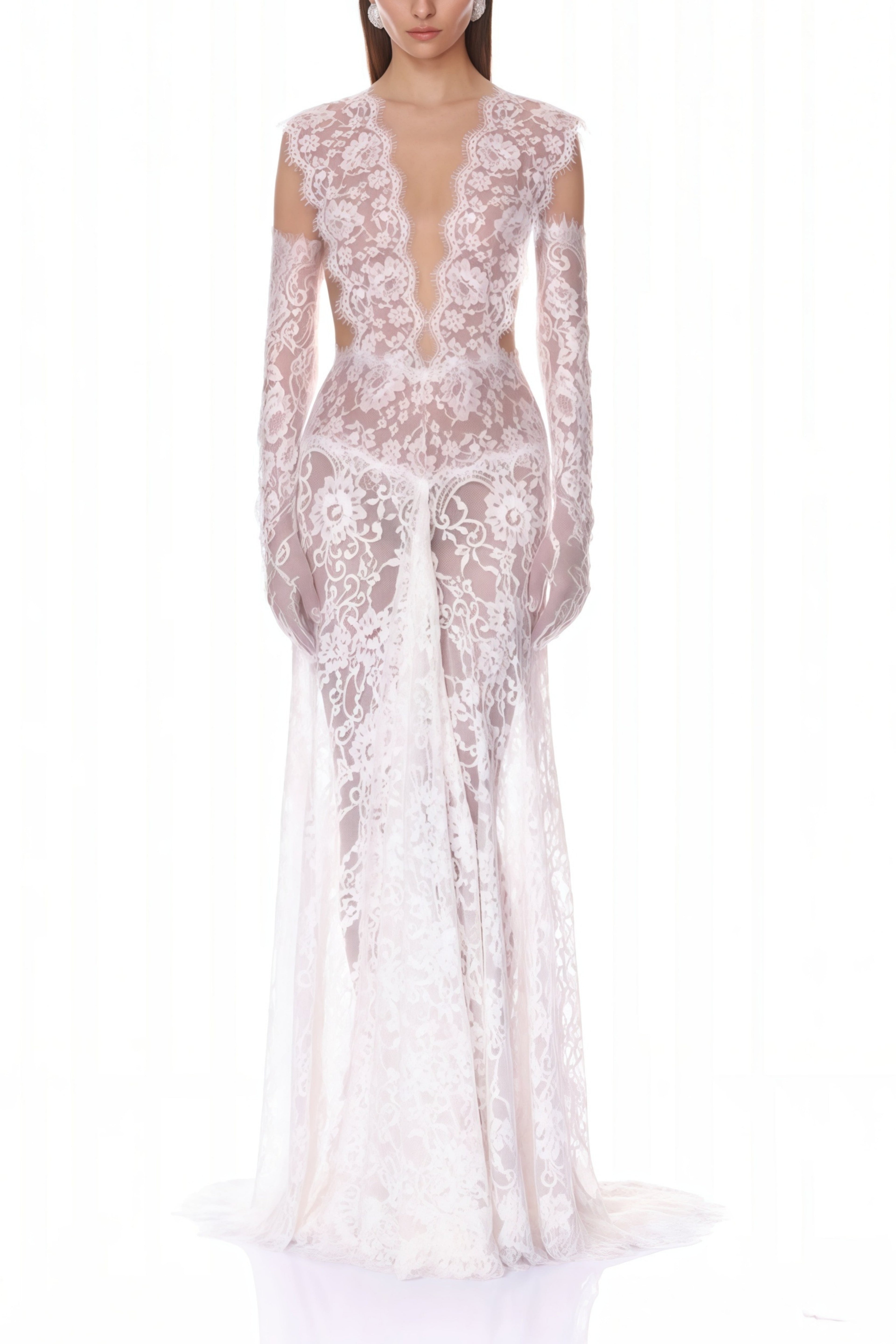 Vestido largo de encaje transparente en color blanco de MRNewyork con escote en V profundo y diseño elegante.