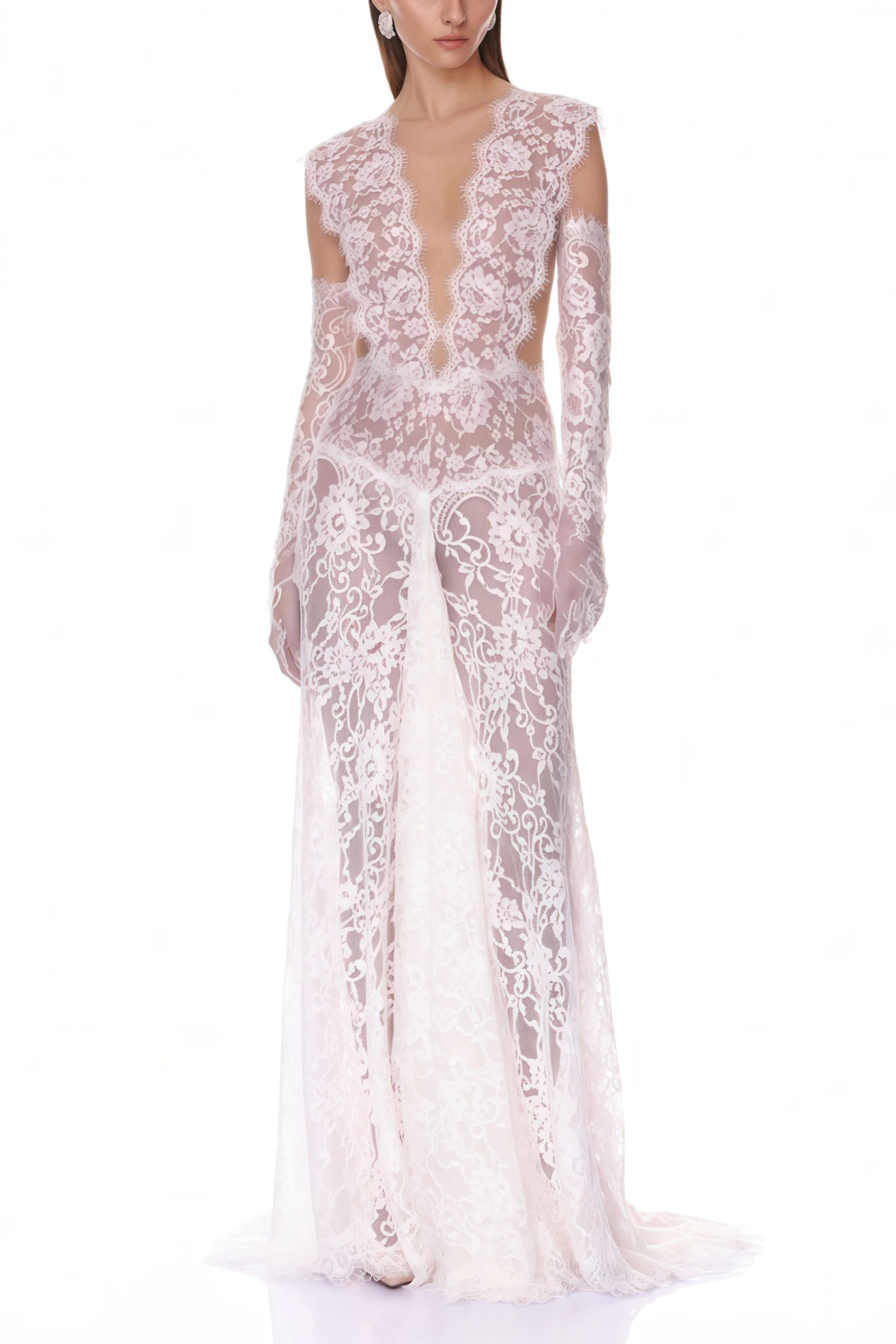 Vestido largo de encaje blanco transparente con escote en V profundo, estilo maxi de MRNewyork, en la imagen 4.
