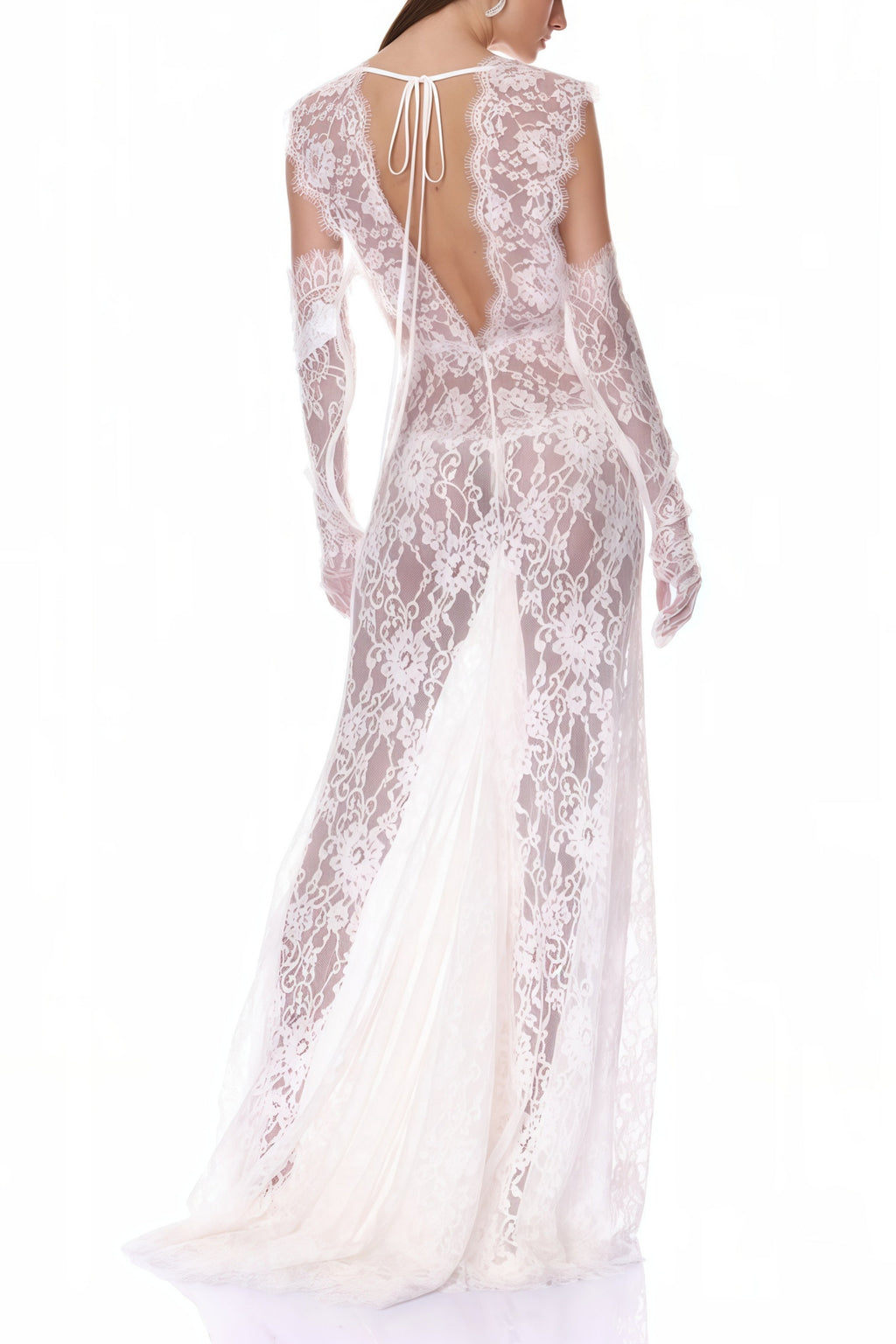 Vestido largo blanco de encaje transparente con escote en V profundo de la marca MRNewyork, diseñado para ocasiones elegantes.