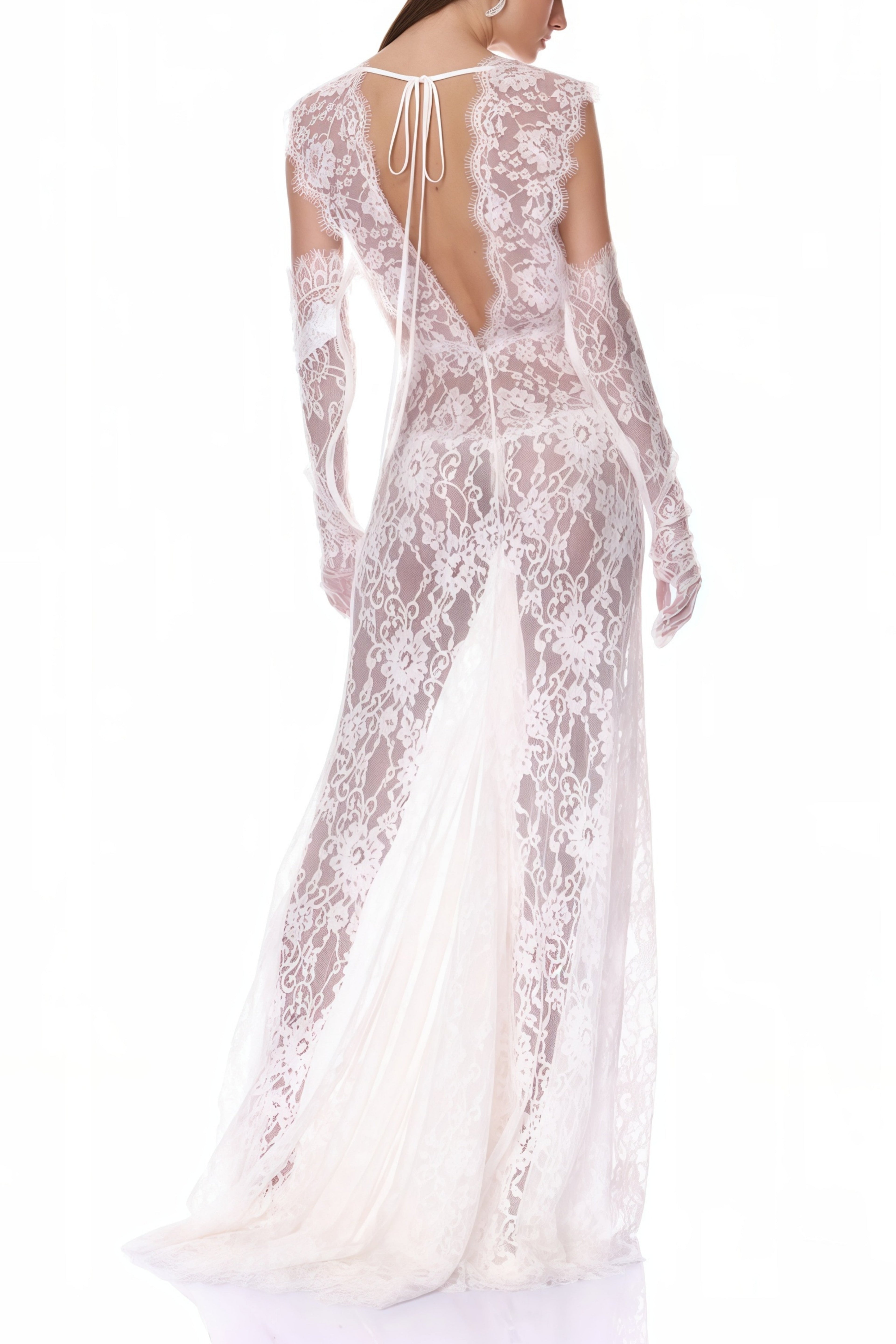Vestido largo blanco de encaje transparente con escote en V profundo de la marca MRNewyork, diseñado para ocasiones elegantes.
