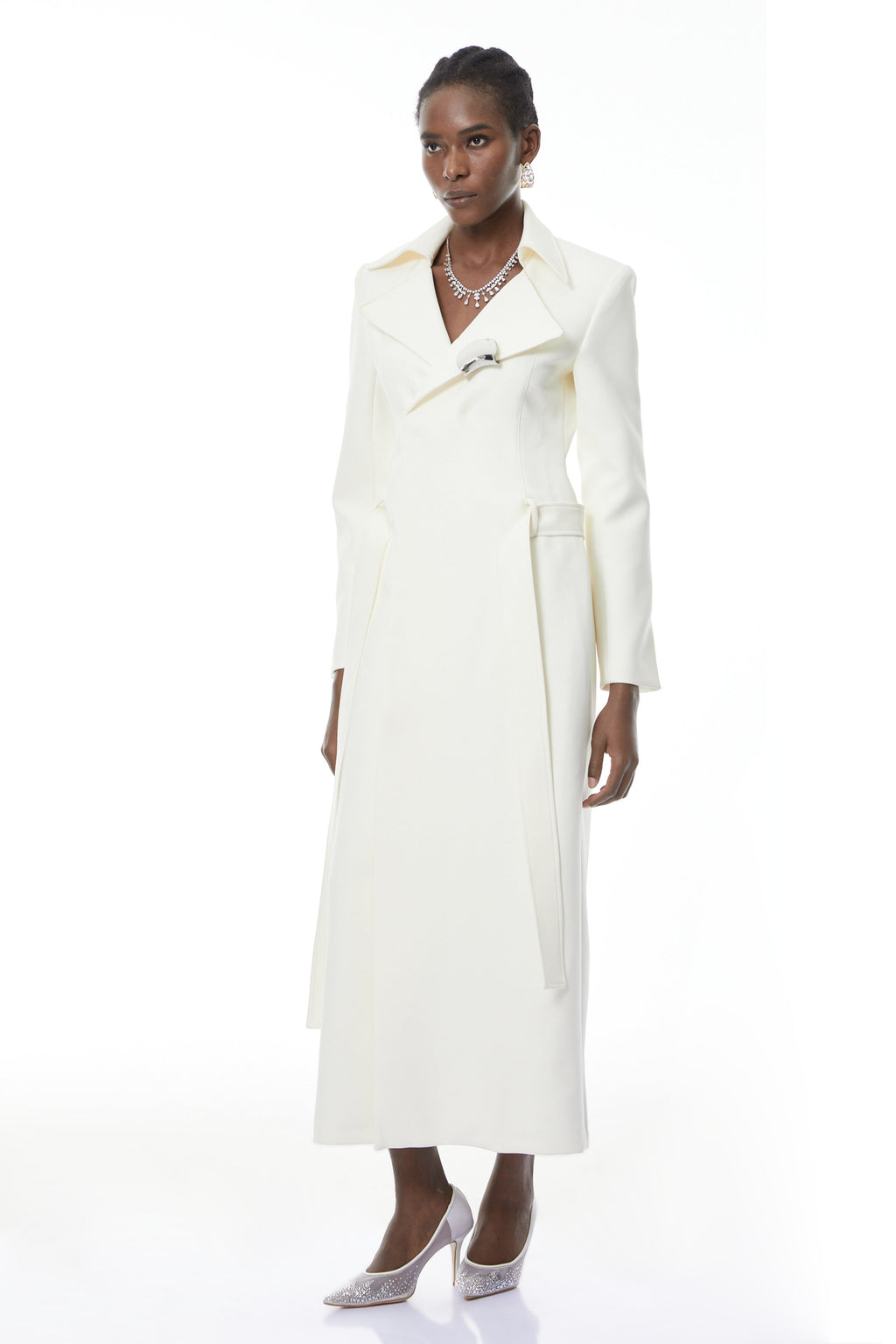 Abrigo largo con adornos en color blanco avellana de MRTokyo, con detalles decorativos y estilo elegante.