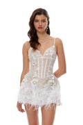 Vestido mini blanco Hildegard White 3D con pétalos y ribete de plumas, vestido elegante para mascotas de la marca MRNewyork.