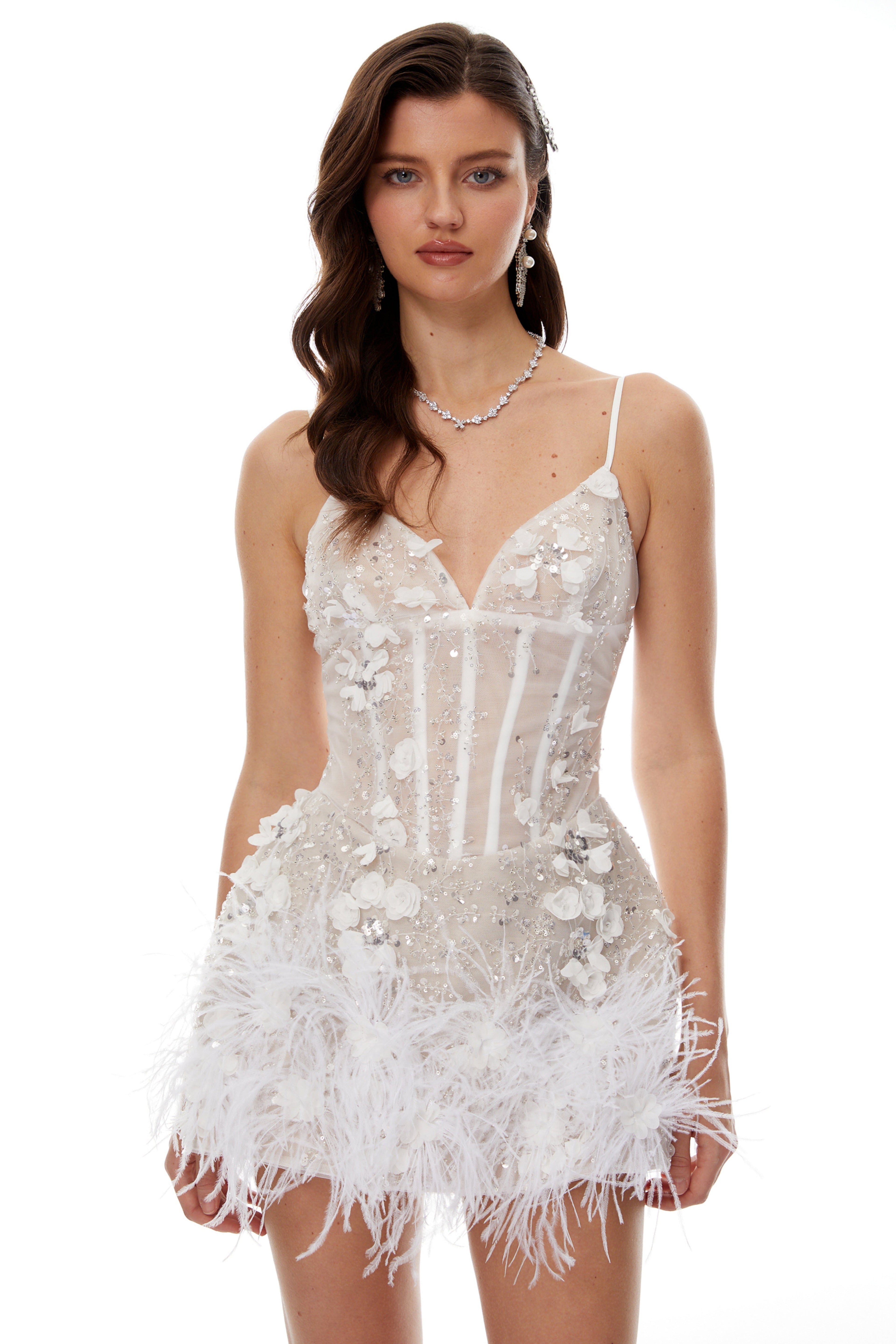 Vestido mini Hildegard White 3D con pétalos y festón de plumas, vestido elegante de MRNewyork para mujer.