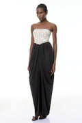 Vestido maxi con bloques de colores y abertura frontal de la marca MRNewyork, mostrando su diseño elegante y moderno.