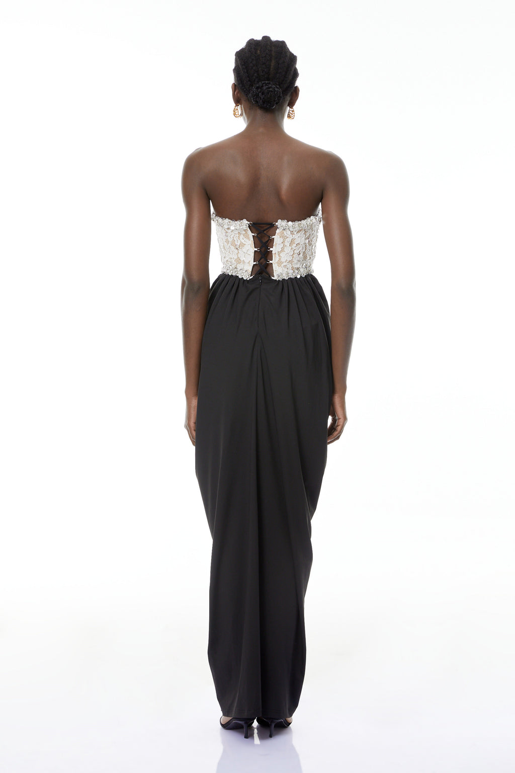 Vestido maxi con bloques de color y abertura frontal de la marca MRNewyork, mostrado en la imagen.