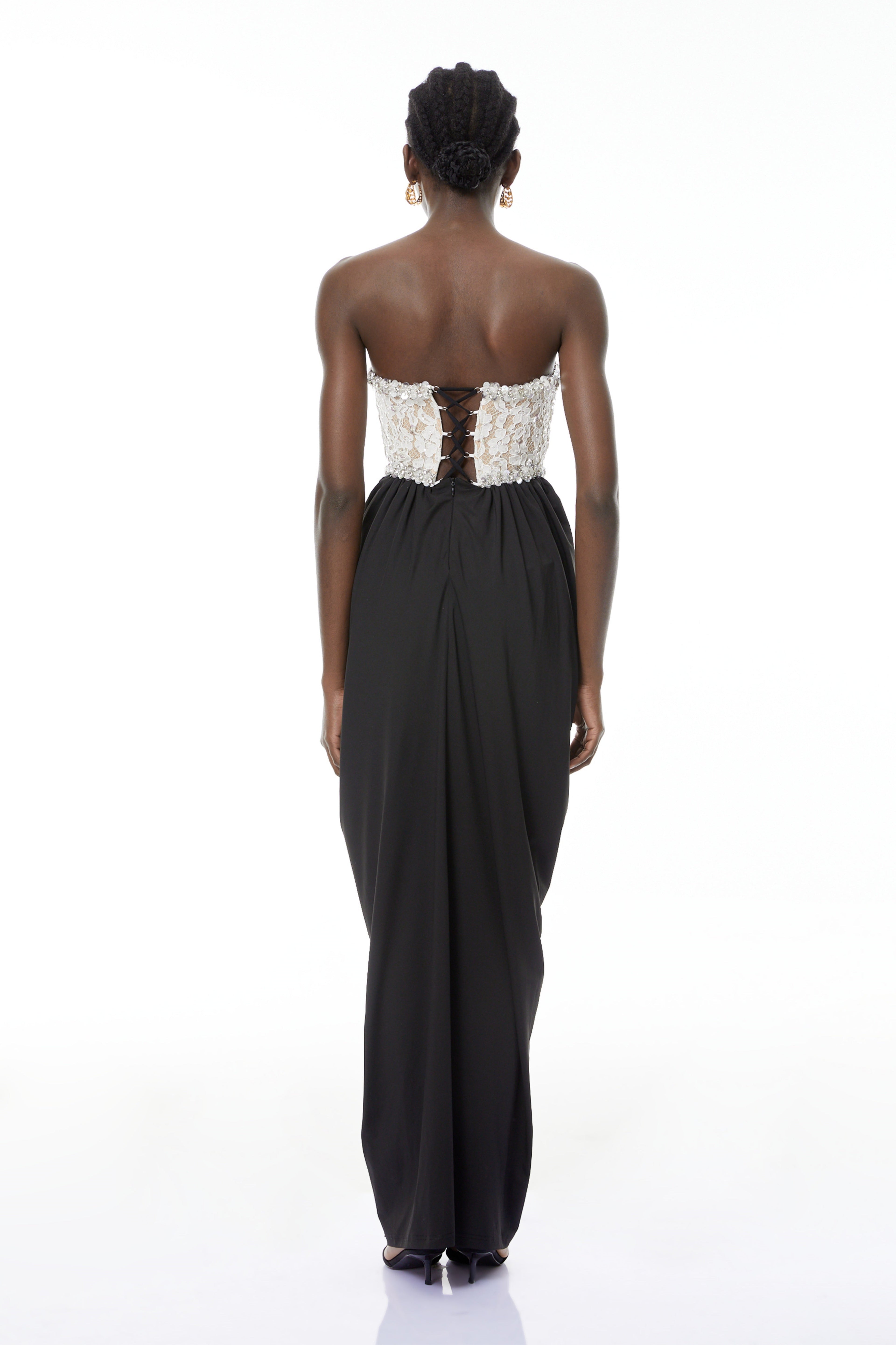 Vestido maxi con bloques de color y abertura frontal de la marca MRNewyork, mostrado en la imagen.