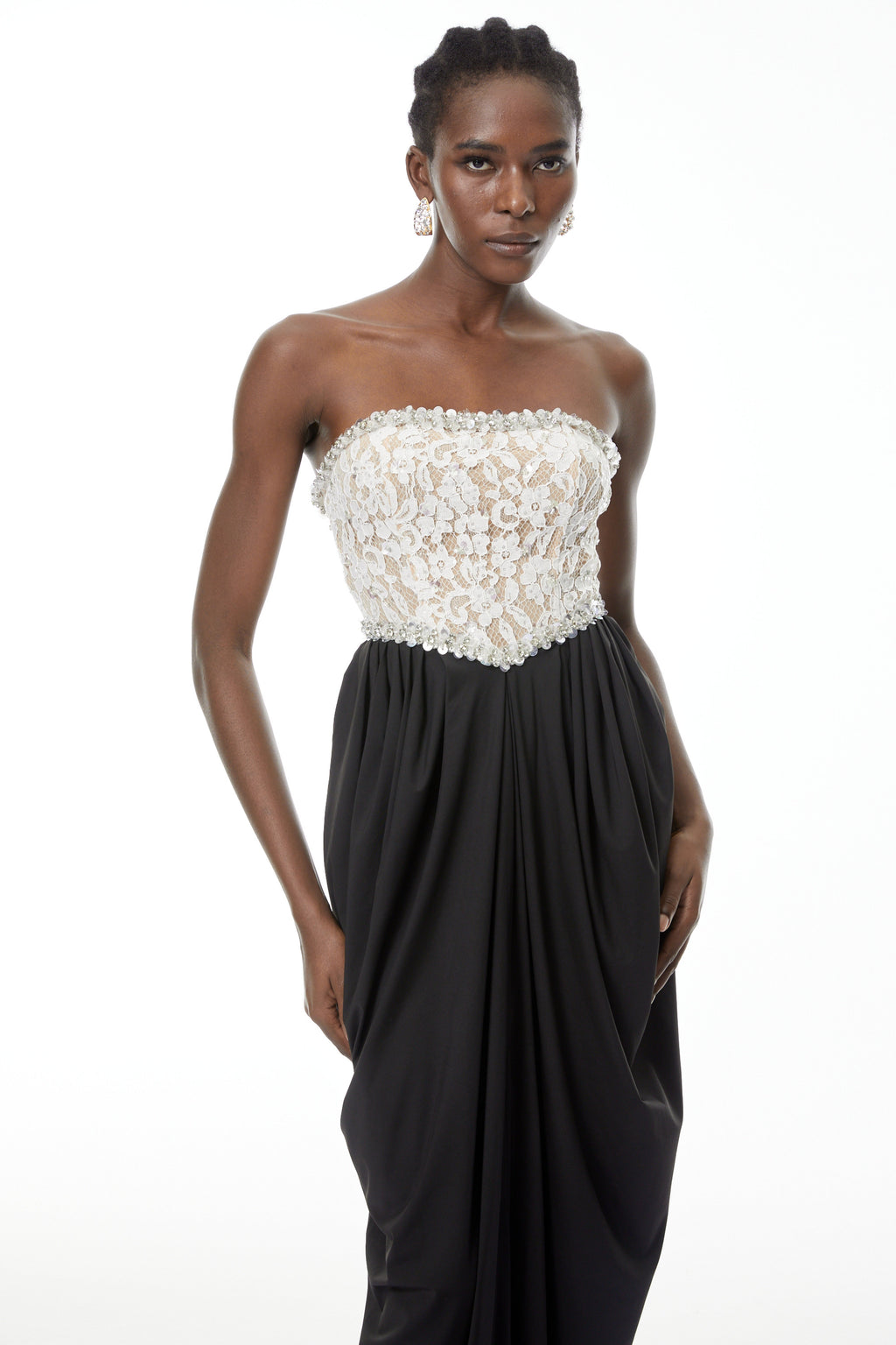 Vestido maxi con bloque de colores Hilla de MRNewyork, con abertura frontal y diseño elegante en la imagen.