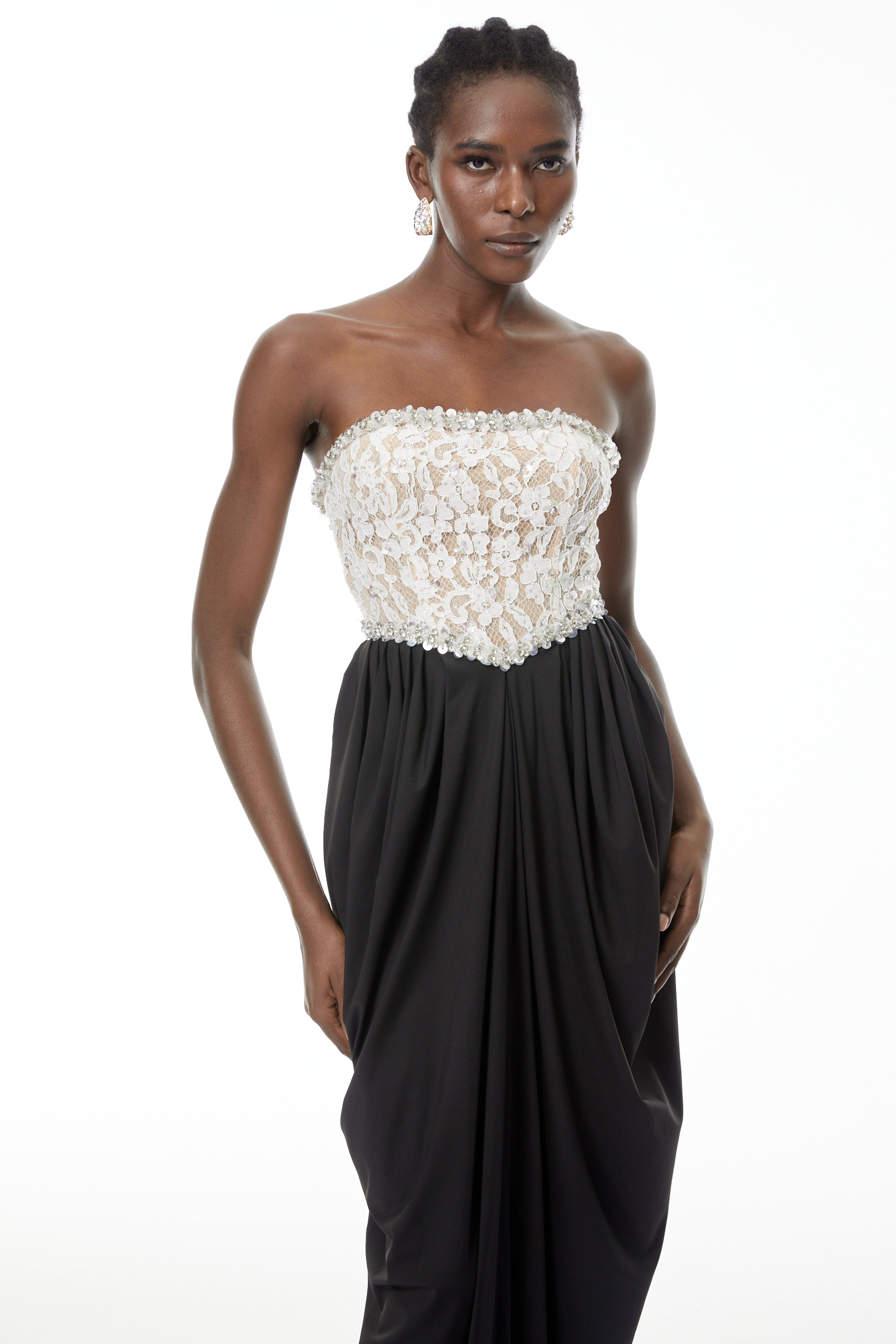 Vestido maxi con bloque de colores Hilla de MRNewyork, con abertura frontal y diseño elegante en la imagen.