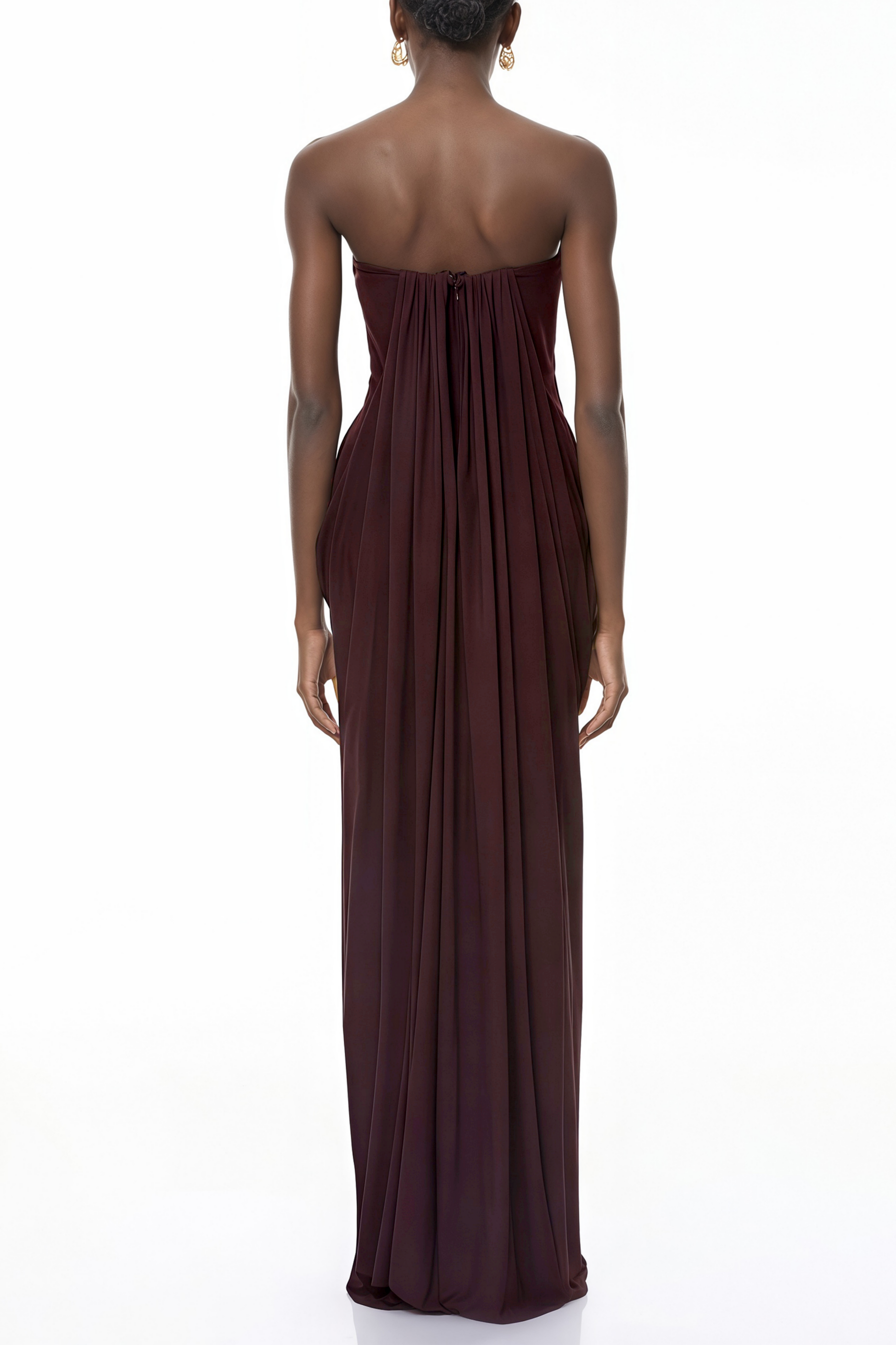 Vestido largo maxi chocolate marrón con escote en hombros de MRTokyo, diseñado para un estilo elegante y cómodo.