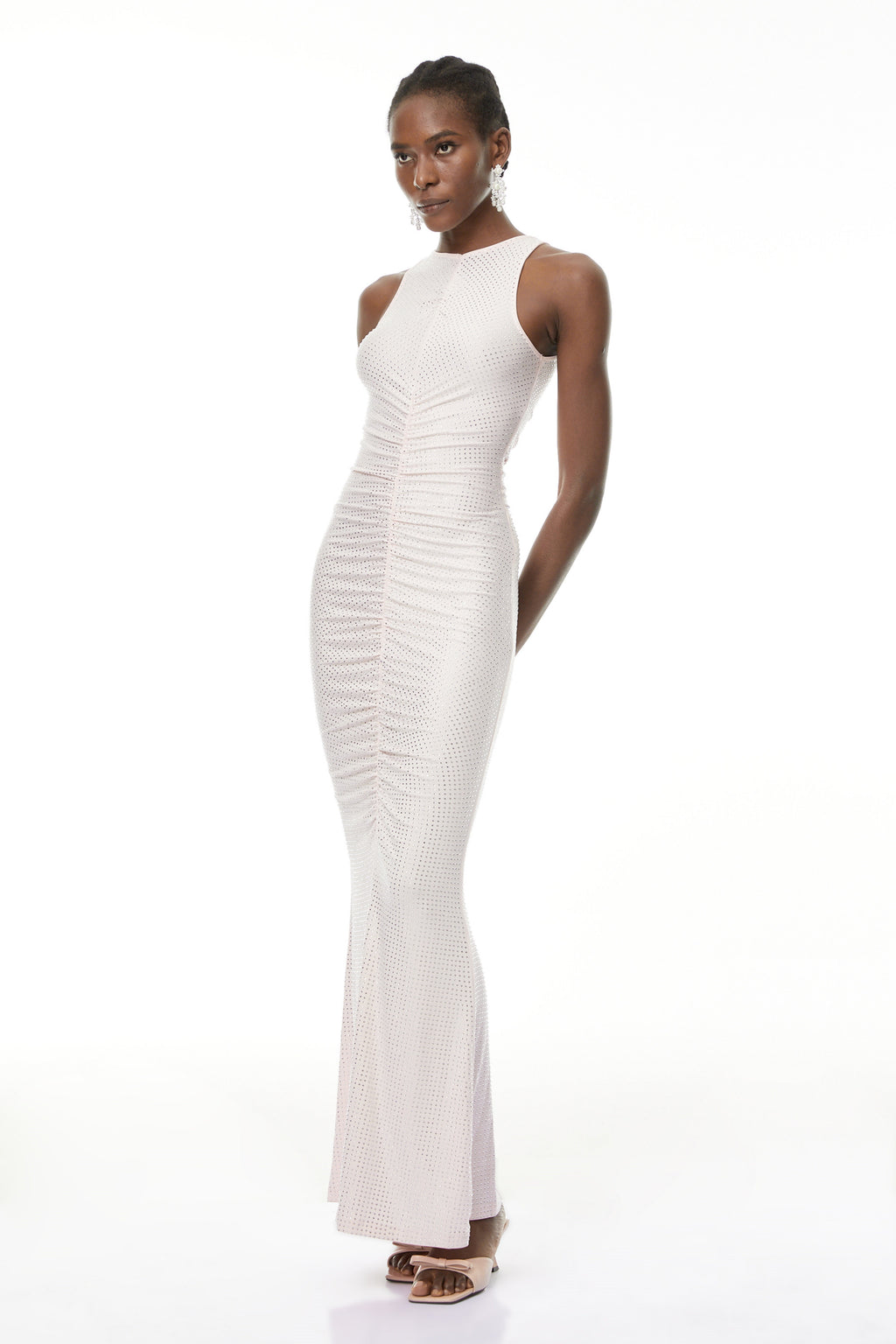 Vestido maxi rosa con corsé de pedrería y escote recto, de la marca MRTokyo, diseñado para ocasiones elegantes.