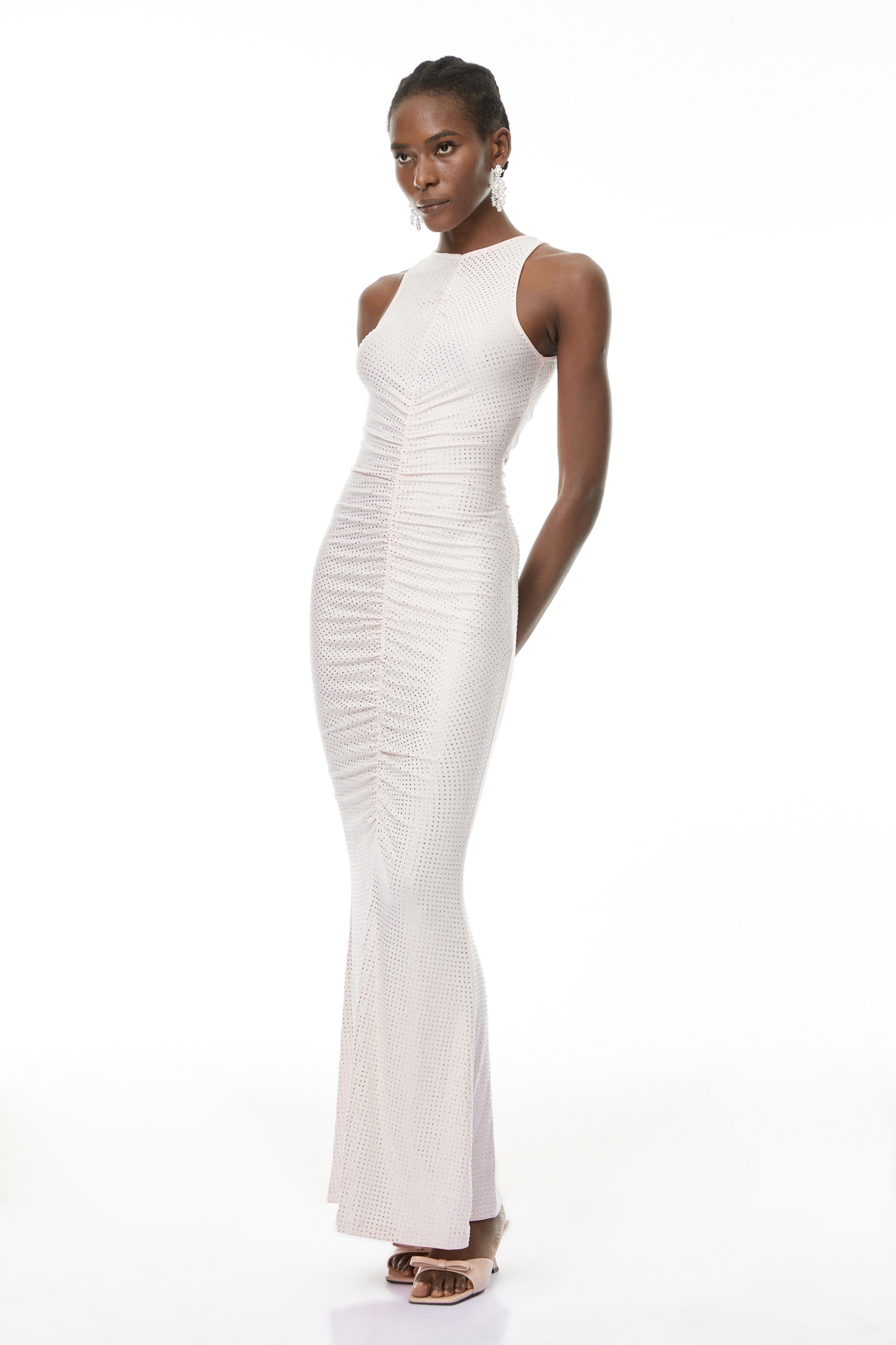 Vestido maxi rosa con corsé de pedrería y escote recto, de la marca MRTokyo, diseñado para ocasiones elegantes.