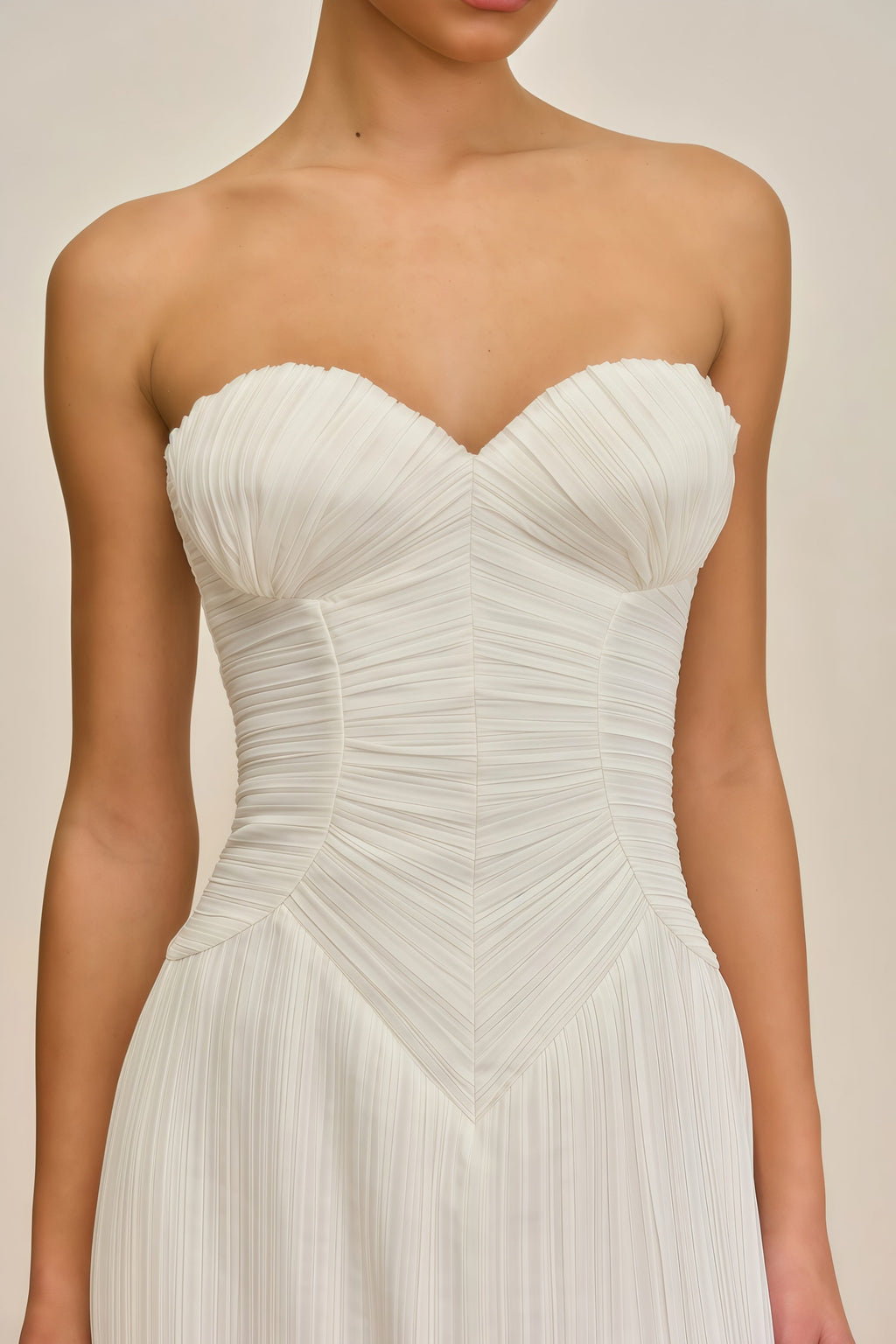 Vestido largo blanco de mujer Ilinca, sin hombros, con drapeado y estilo maxi, ideal para ocasiones elegantes.