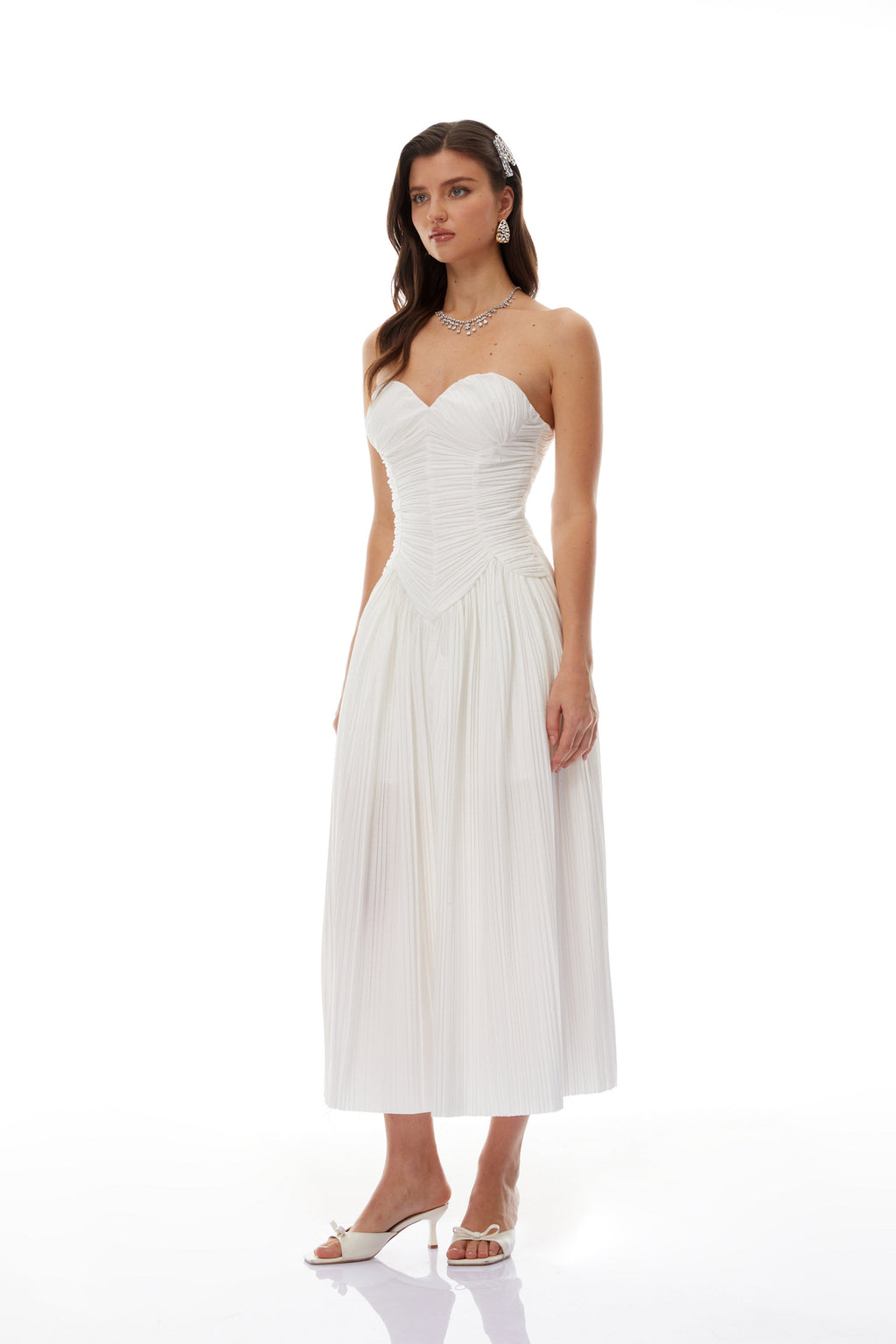 Vestido maxi blanco de tirantes con escote off-shoulder y detalles arrugados, de la marca Final Sale.