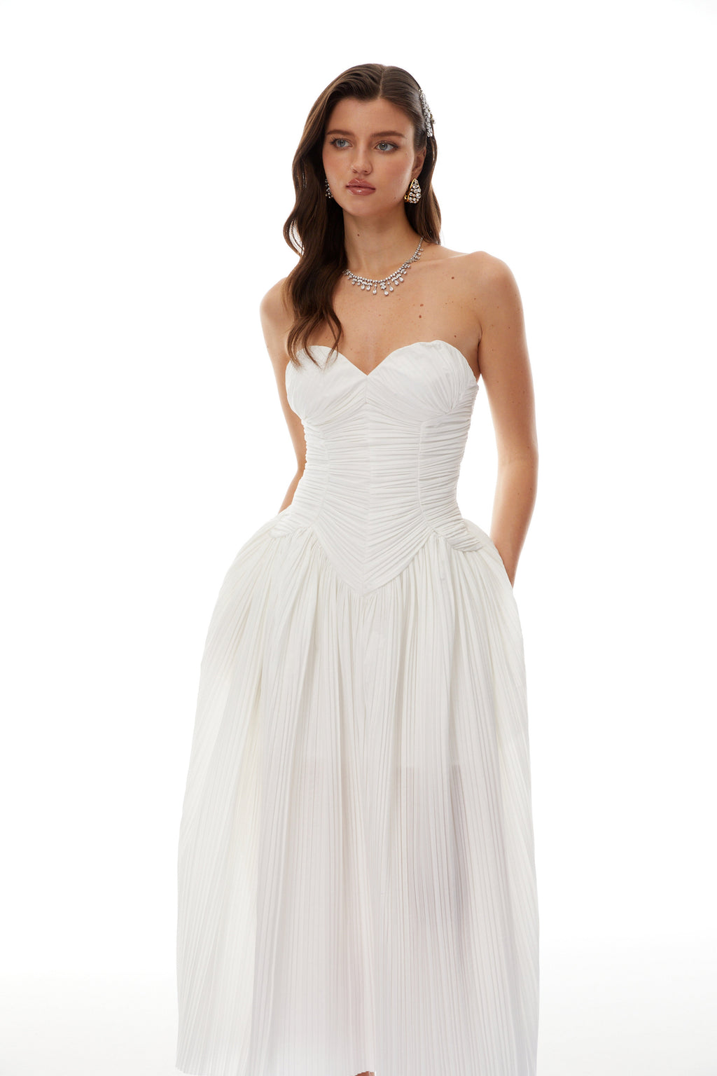 Vestido largo blanco de mujer Ilinca, vestido maxi con hombros descubiertos y detalles fruncidos, estilo elegante y veraniego.