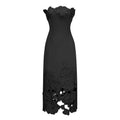 Elegante vestido maxi negro strapless de novia con bordados florales y detalles decorativos en la parte superior.