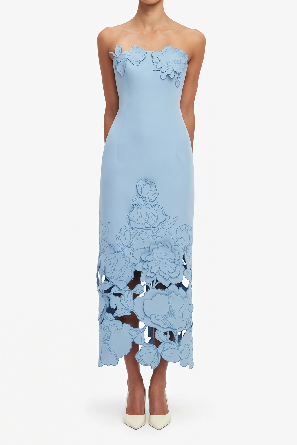 Vestido largo sin tirantes Inga Blue de MRNewyork con bordado floral y diseño maxi, visible en la imagen.