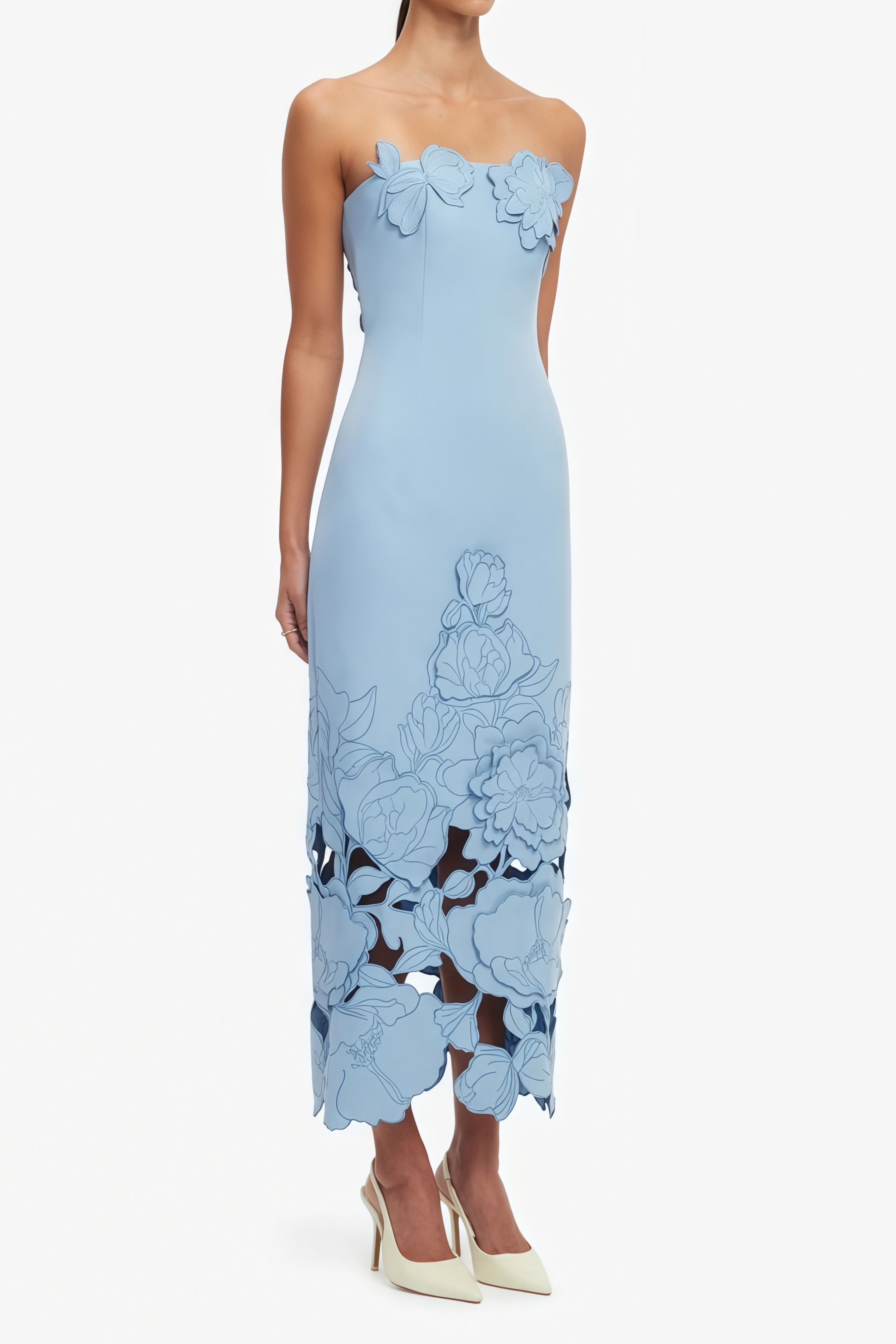 Vestido largo maxi sin tirantes de novia Inga en azul con bordados florales y detalles bordados visibles en la imagen.