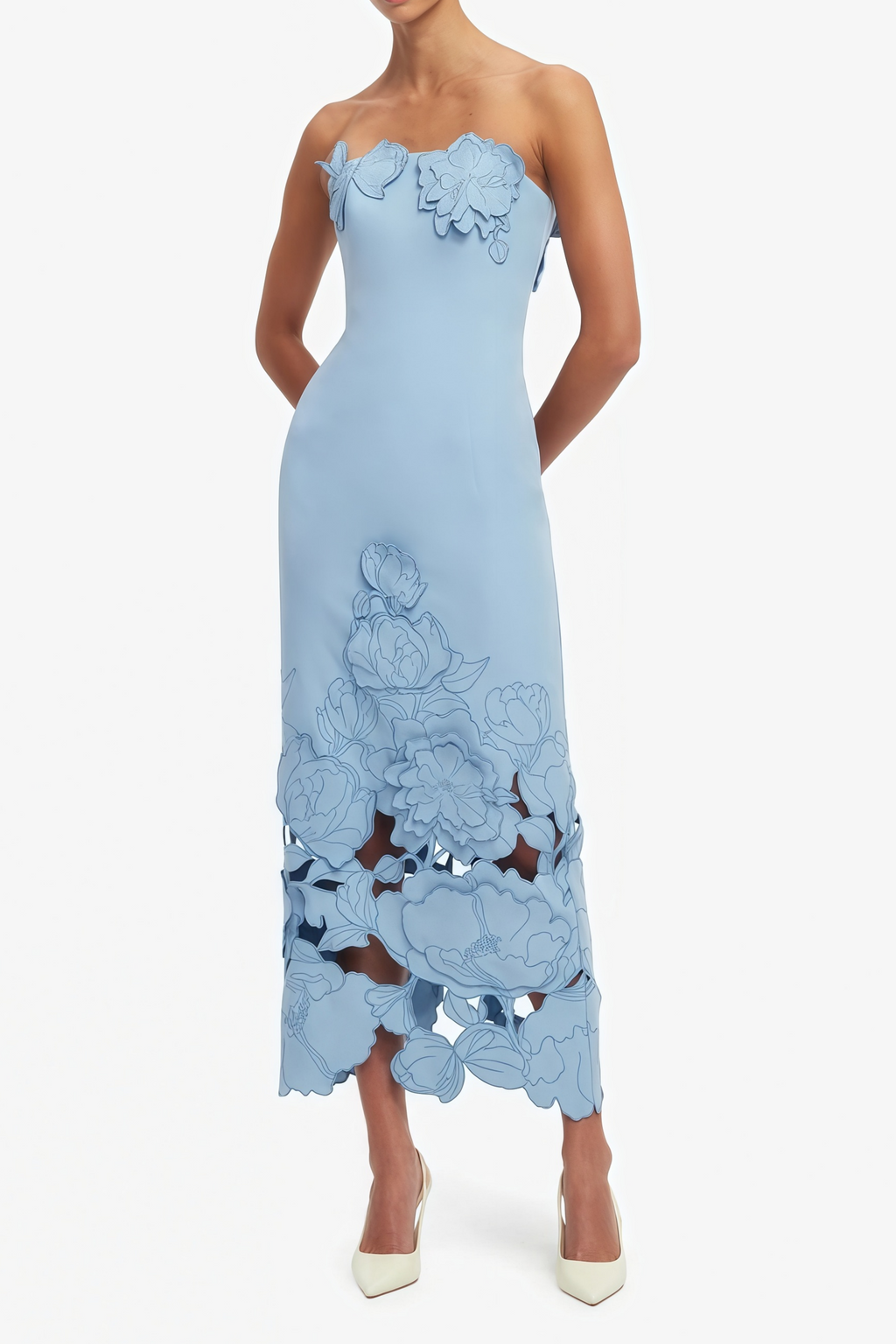 Vestido maxi sin tirantes azul Inga con bordado floral y diseño de noche para bodas y eventos elegantes.