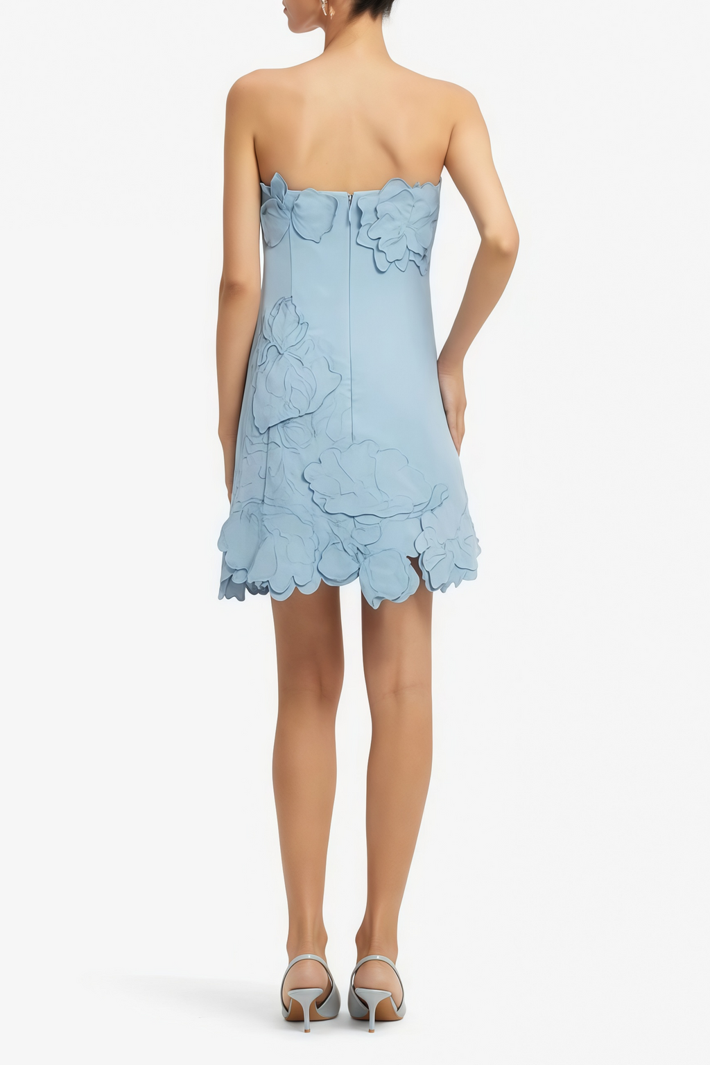 Vestido mini sin tirantes con bordados florales en azul de la marca MRNewyork, con detalles elegantes y diseño ajustado.
