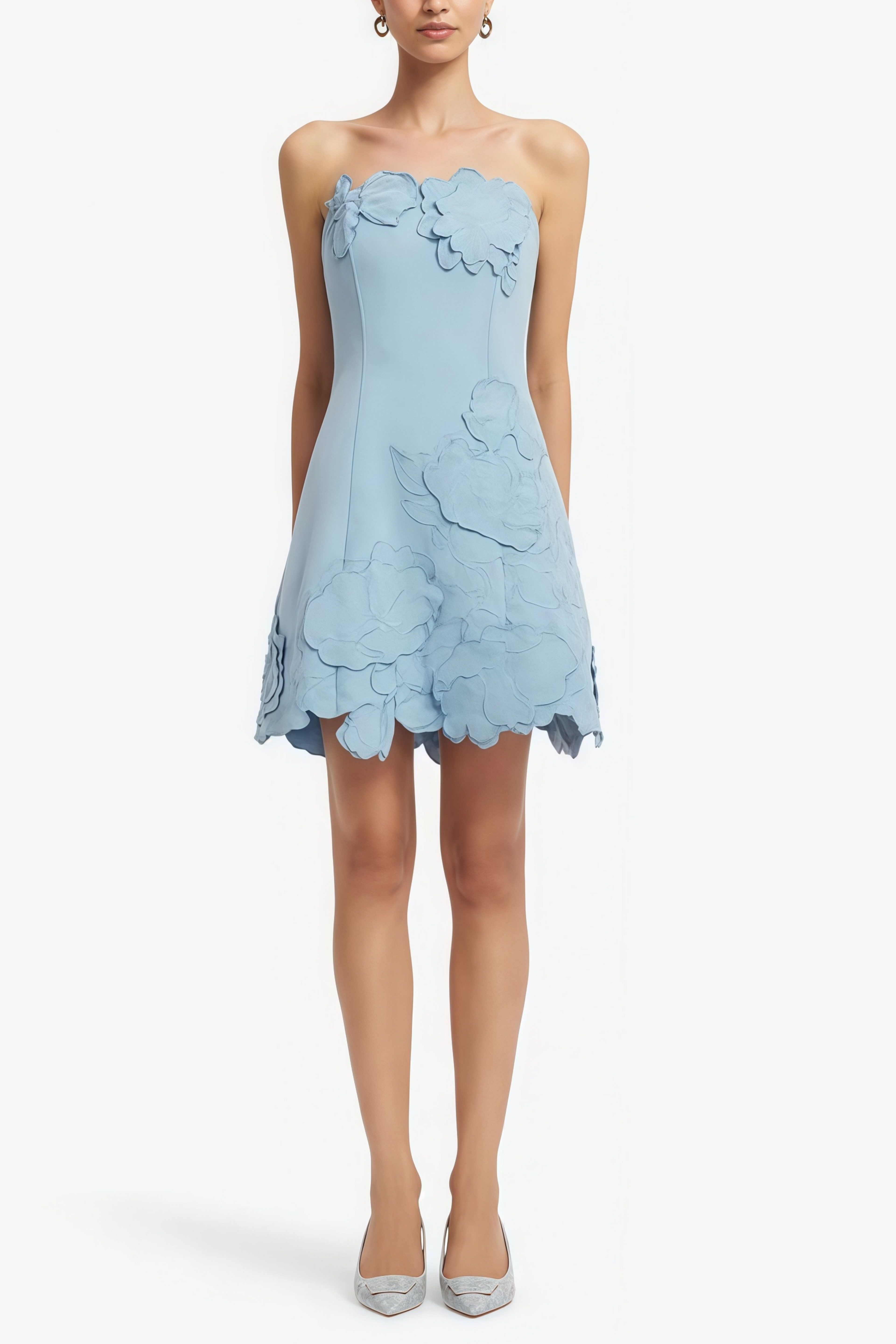 Vestido mini azul sin tirantes de bordado floral de MRNewyork, con diseño elegante y detalles detallados.