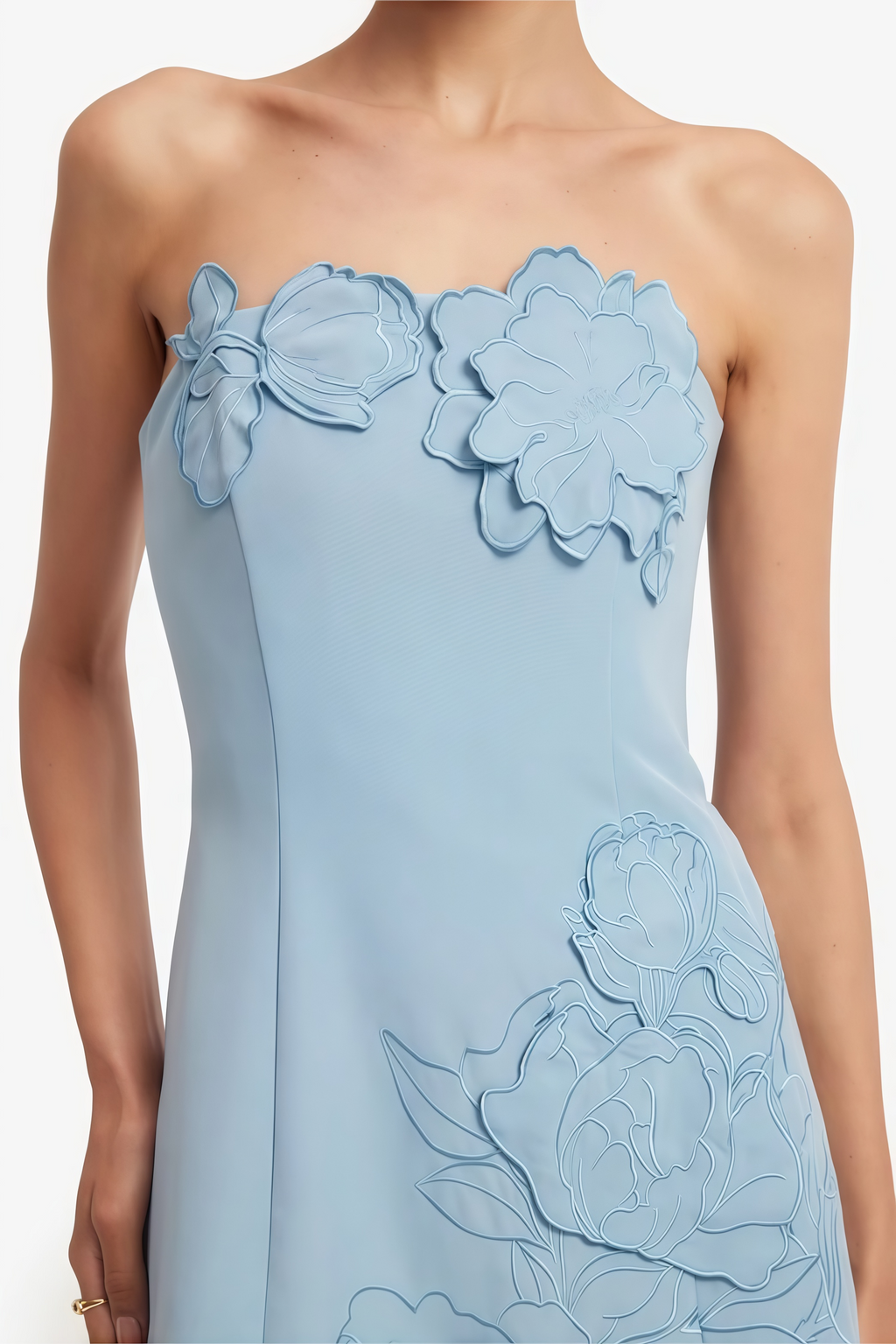 Vestido mini sin tirantes Inga Blue de MRNewyork con bordado floral y diseño elegante para ocasiones especiales.