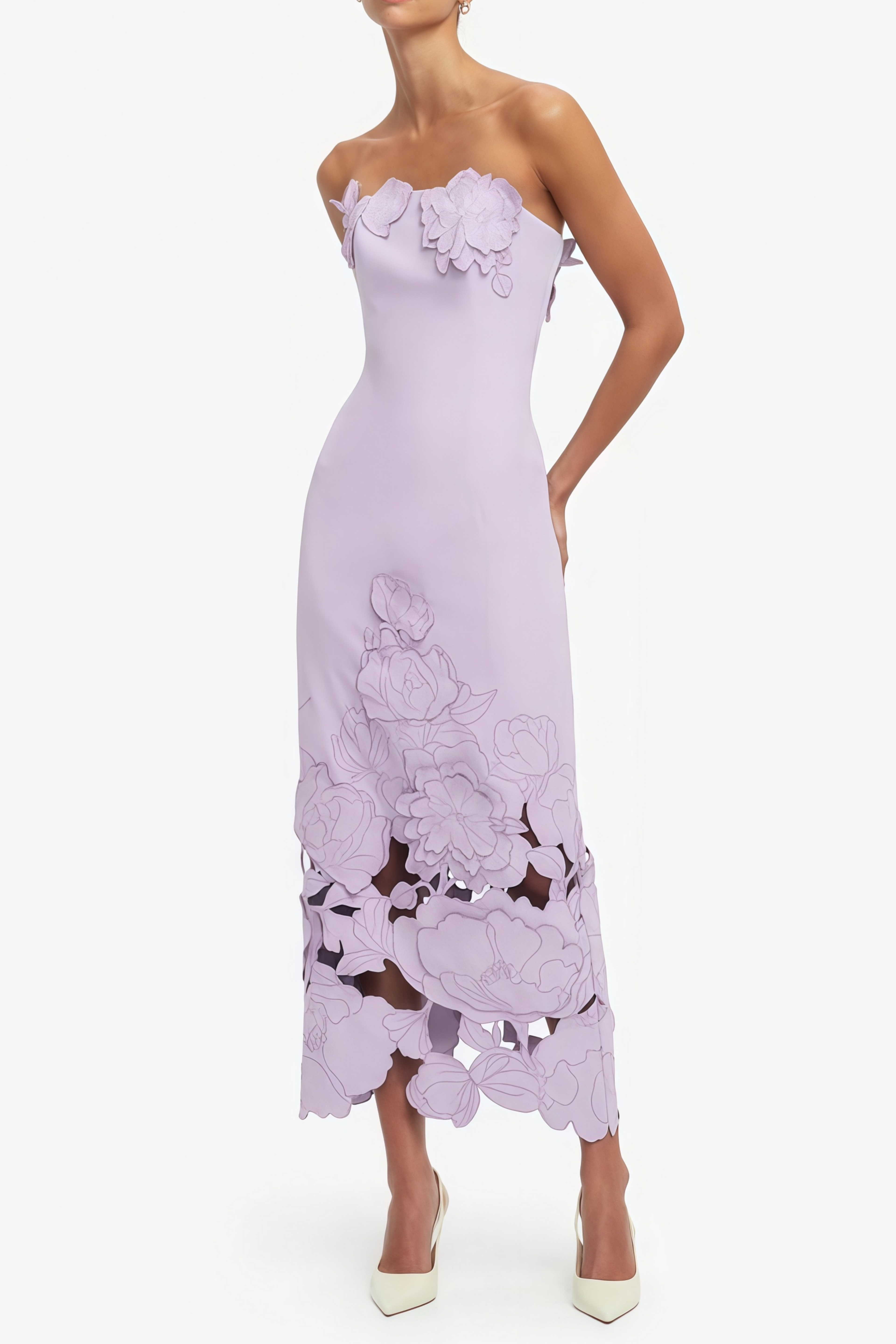 Vestido largo sin tirantes Bridal Inga en color púrpura con bordados florales y detalles elegantes para ocasiones especiales.