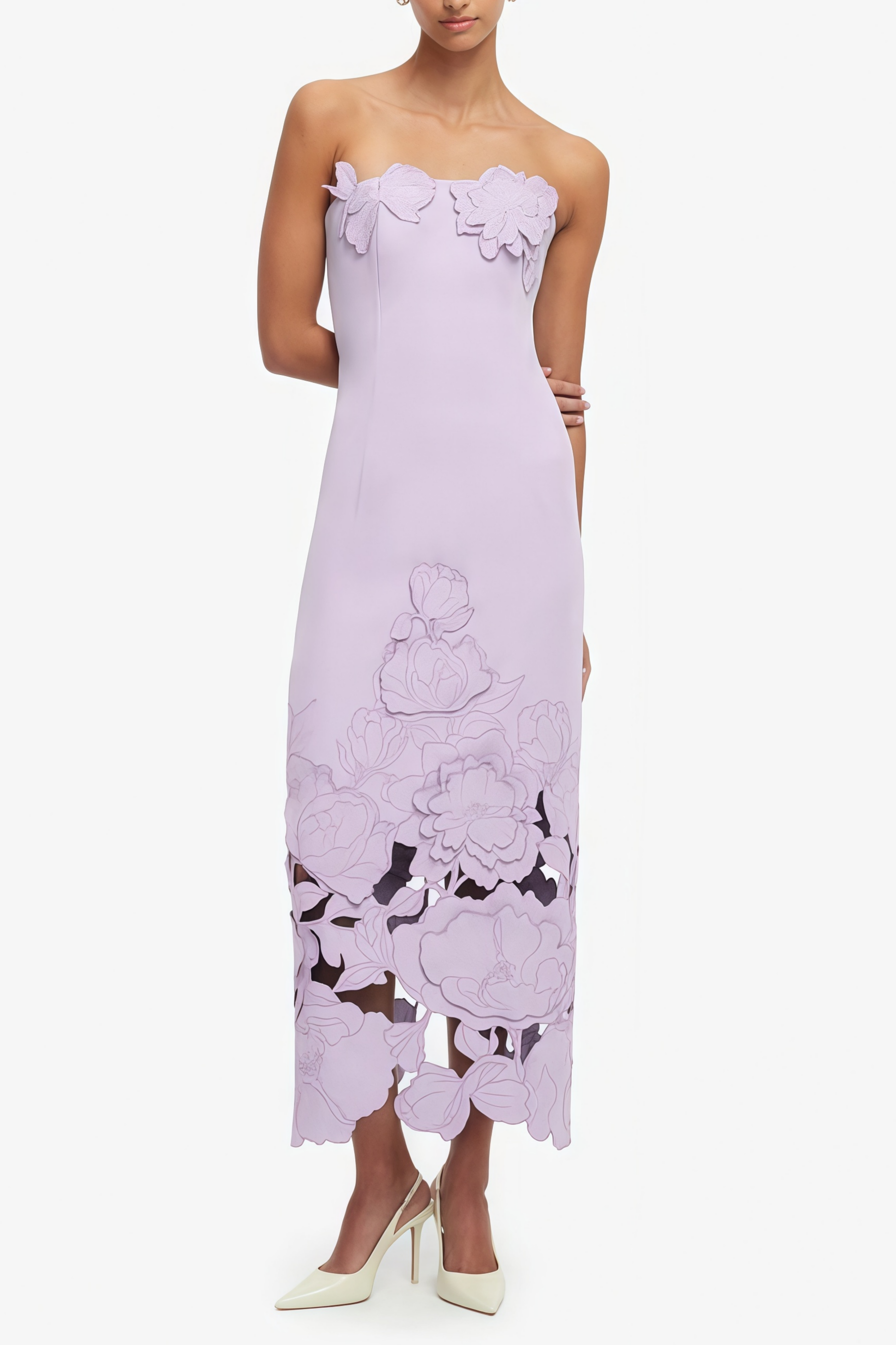 Vestido largo de novia Inga púrpura sin tirantes con bordado floral y detalles elegantes en la parte superior.