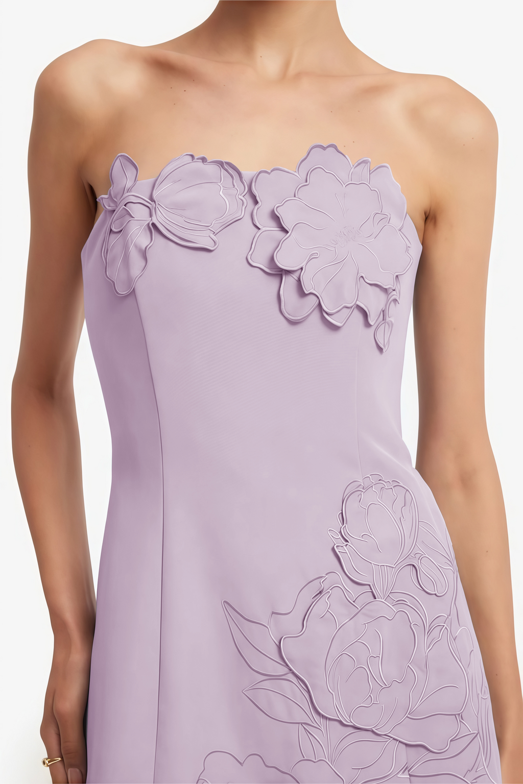 Vestido mini sin tirantes Inga de MRNewyork con bordado floral en color púrpura, elegante y moderno, con detalles florales.