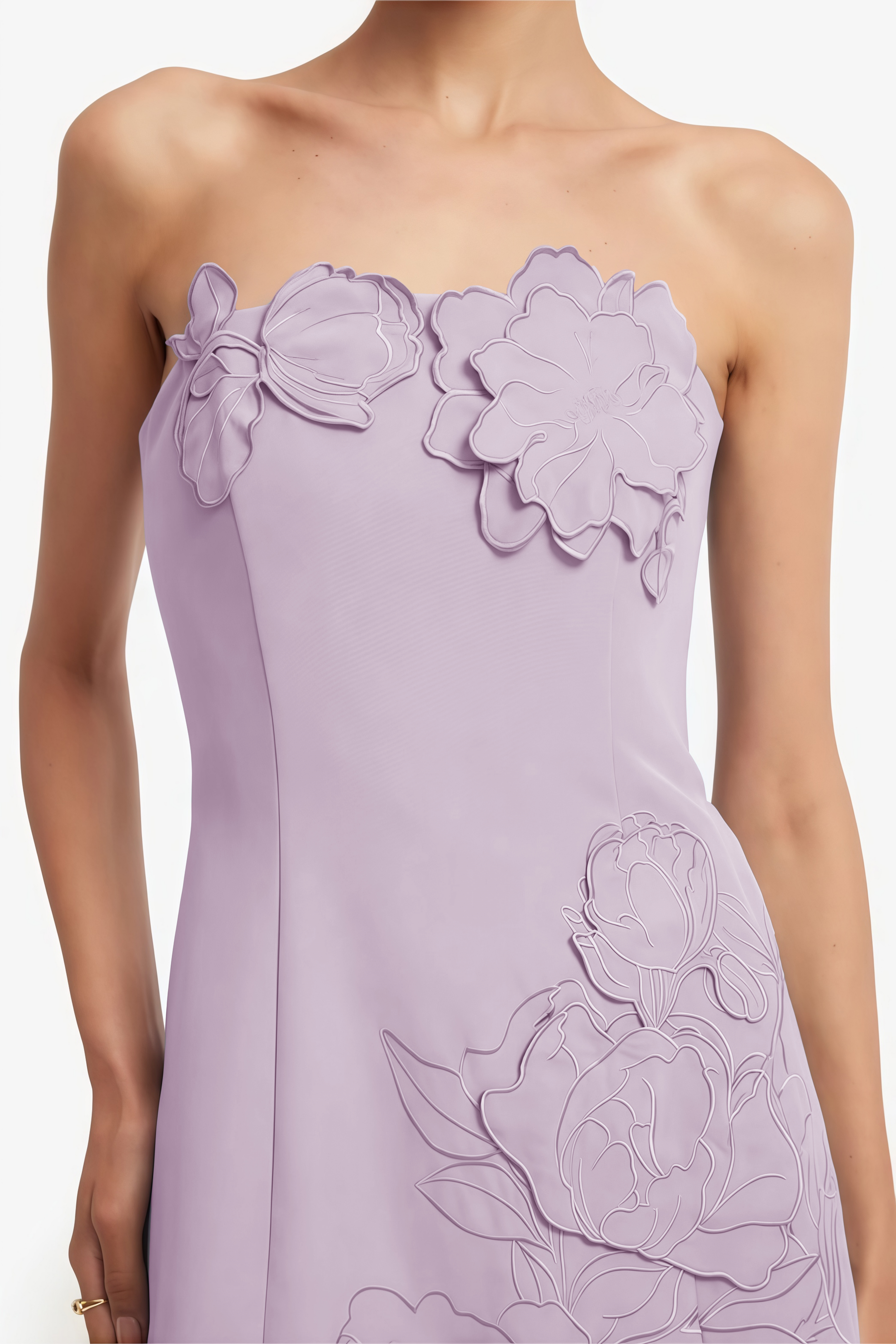 Vestido mini sin tirantes Inga de MRNewyork con bordado floral en color púrpura, elegante y moderno, con detalles florales.