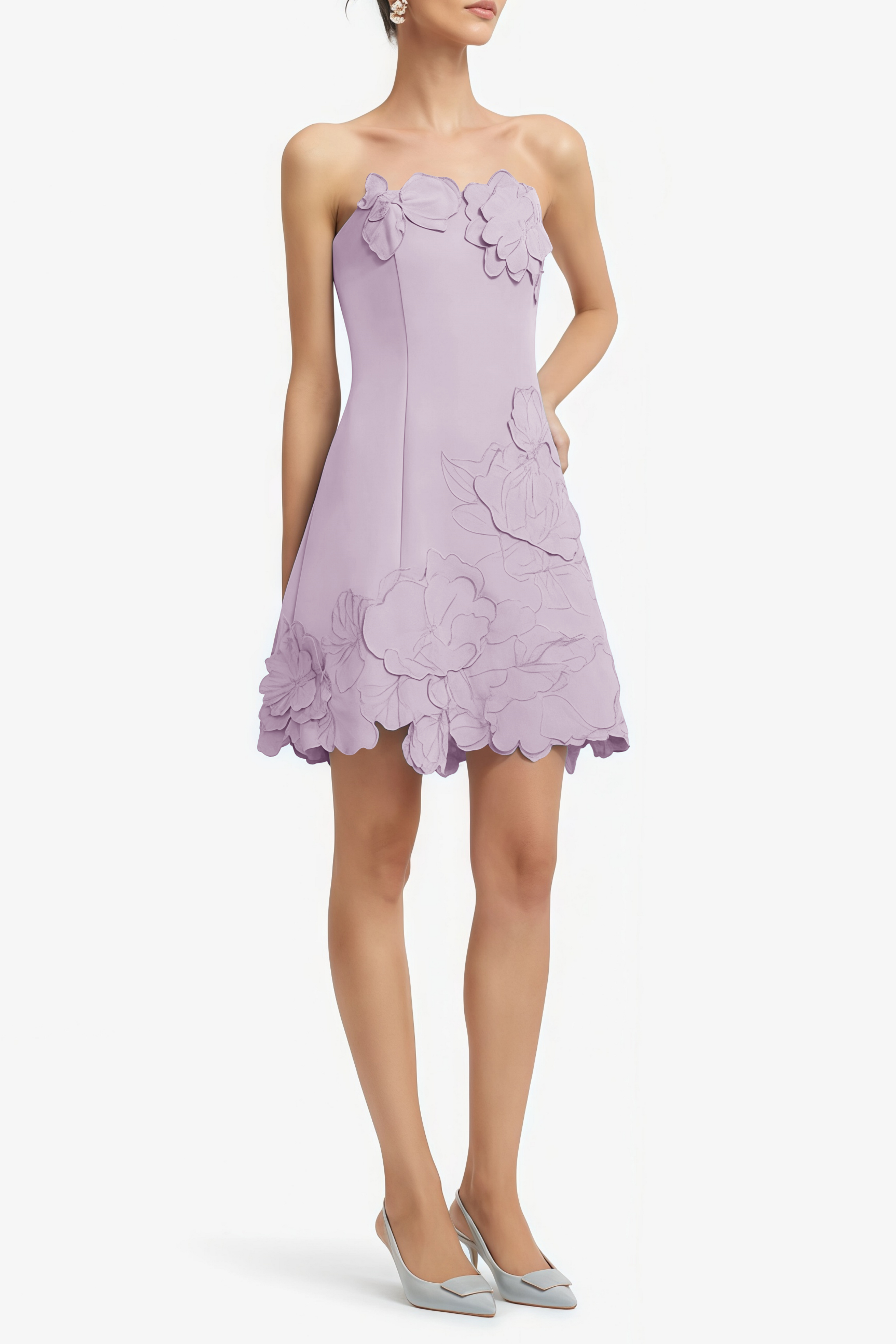 Vestido mini sin tirantes Inga de MRNewyork con bordado floral en color púrpura, estilo elegante y femenino.