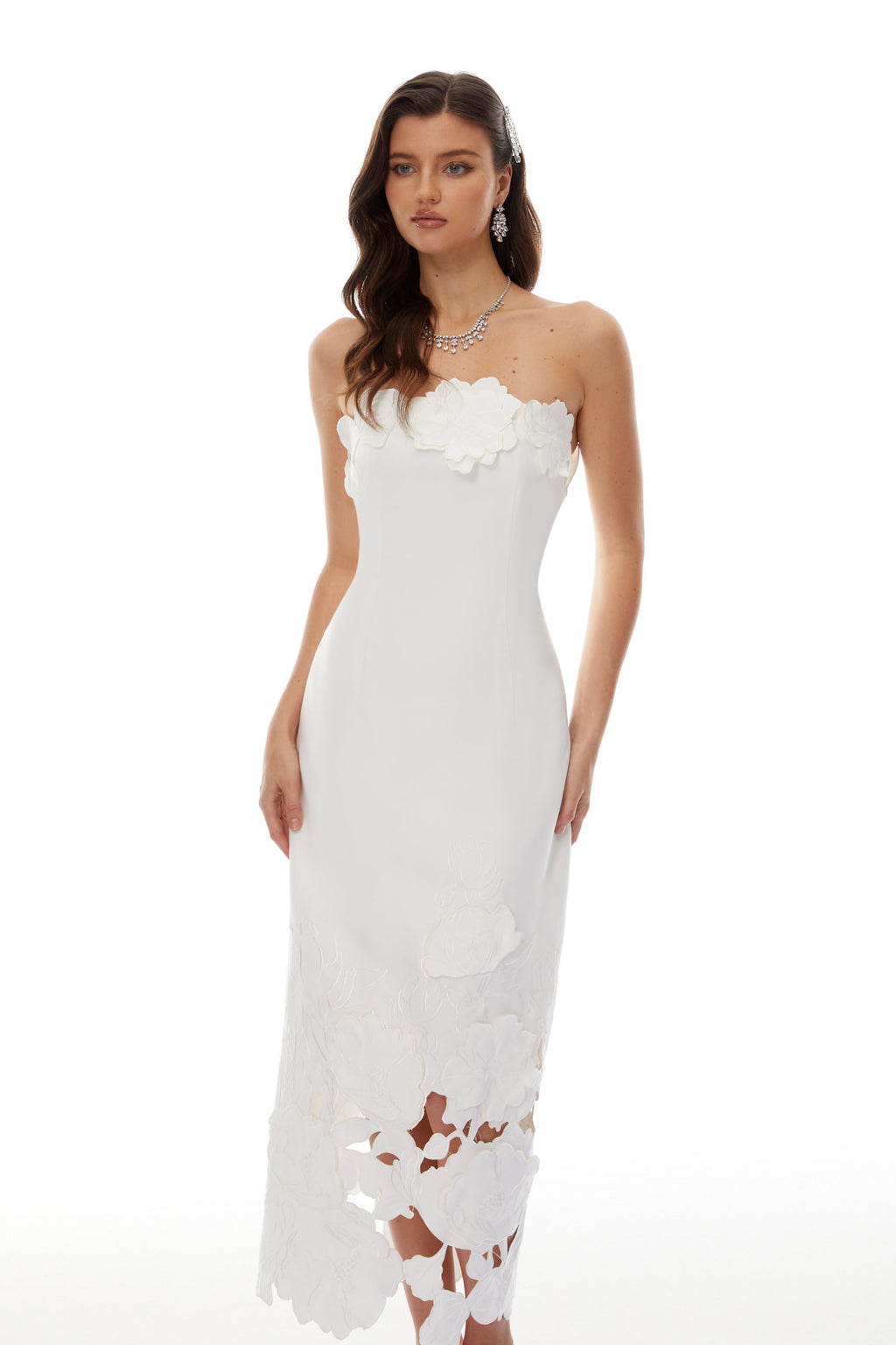 Vestido largo blanco sin tirantes de novia con bordado floral y detalles elegantes, diseño de la marca Bridal.