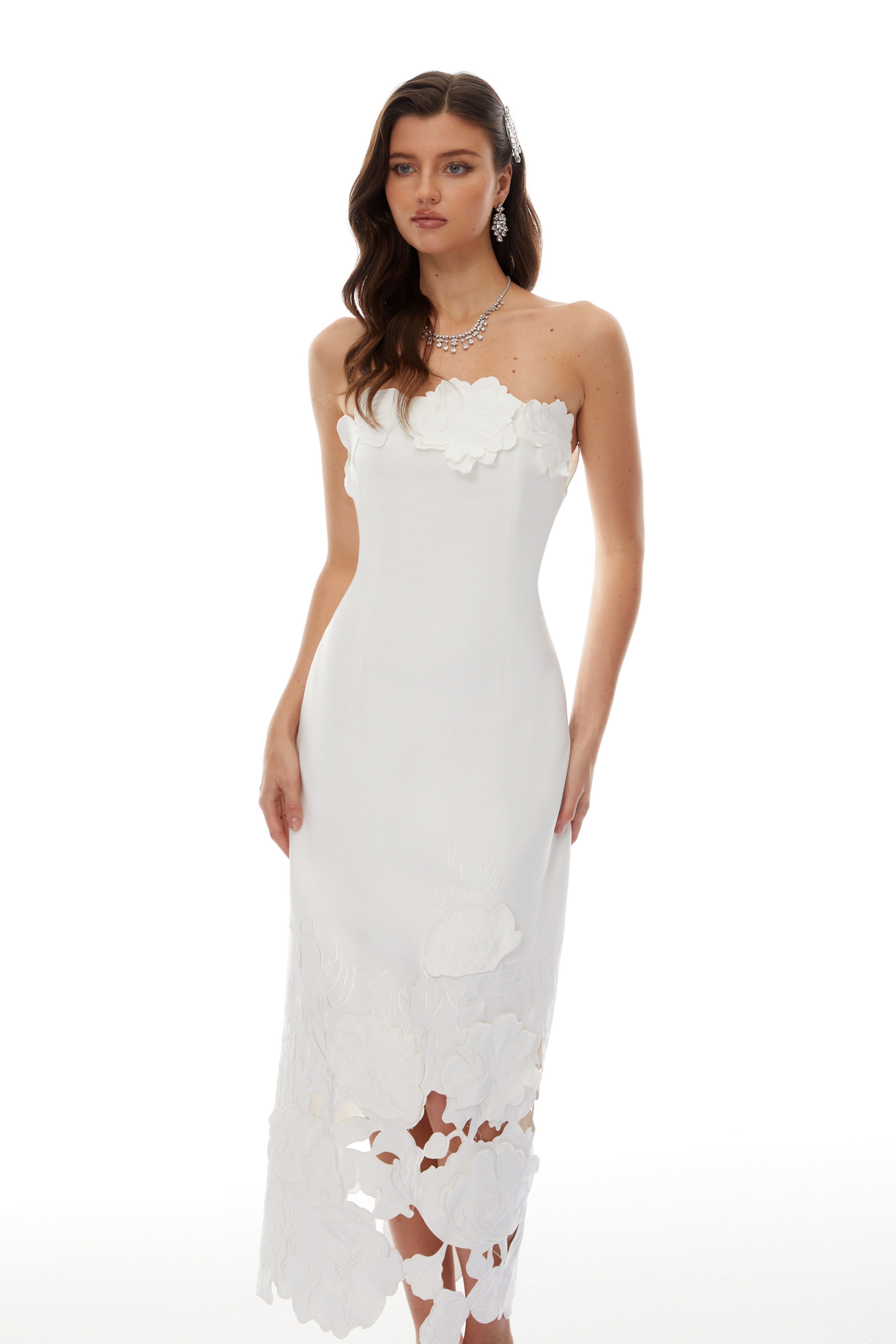 Vestido largo blanco sin tirantes de novia con bordado floral y detalles elegantes, diseño de la marca Bridal.