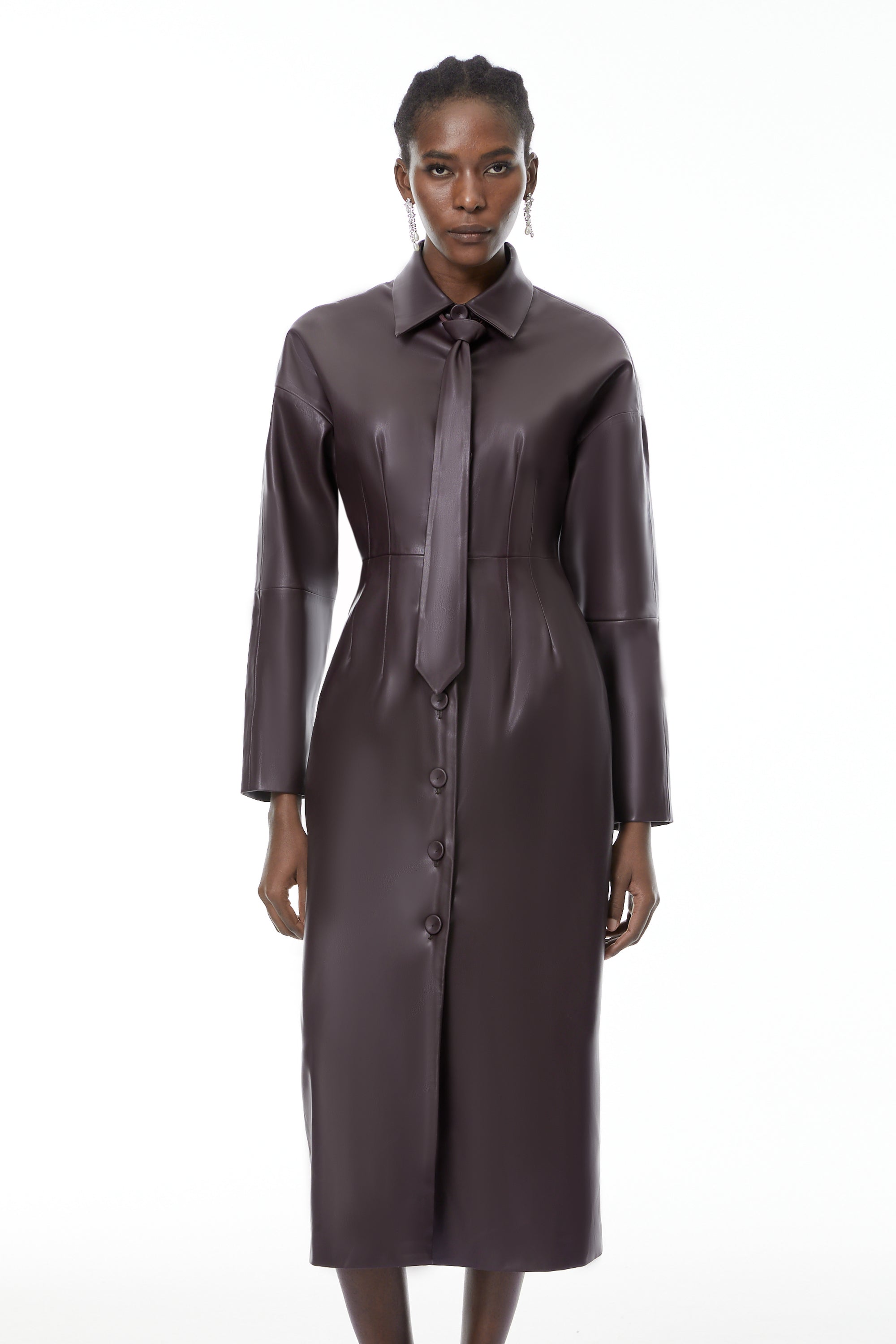 Vestido midi de cuero sintético púrpura Iris de MRTokyo, con diseño ajustado y detalles elegantes.
