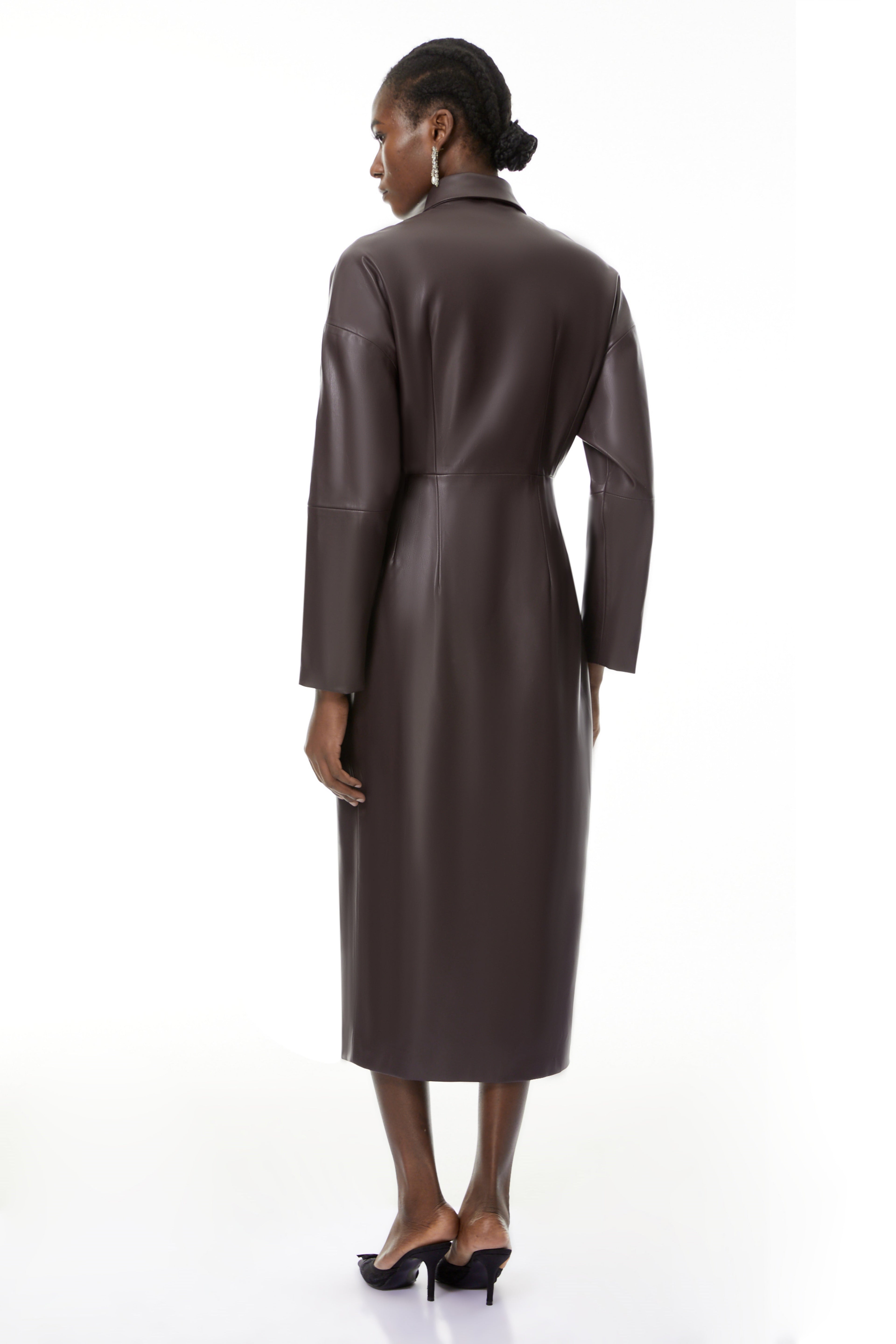 Vestido midi de cuero sintético púrpura Iris de MRTokyo, con diseño ajustado y estilo elegante en la imagen.