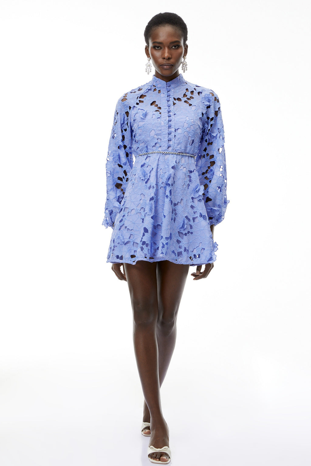 Vestido mini azul Isabella de MRMelbourne con recortes y aplique floral, diseño elegante y moderno para ocasiones especiales.
