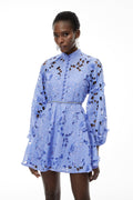 Vestido mini azul con recortes y apliques florales de MRMelbourne, diseñado para un estilo moderno y elegante.