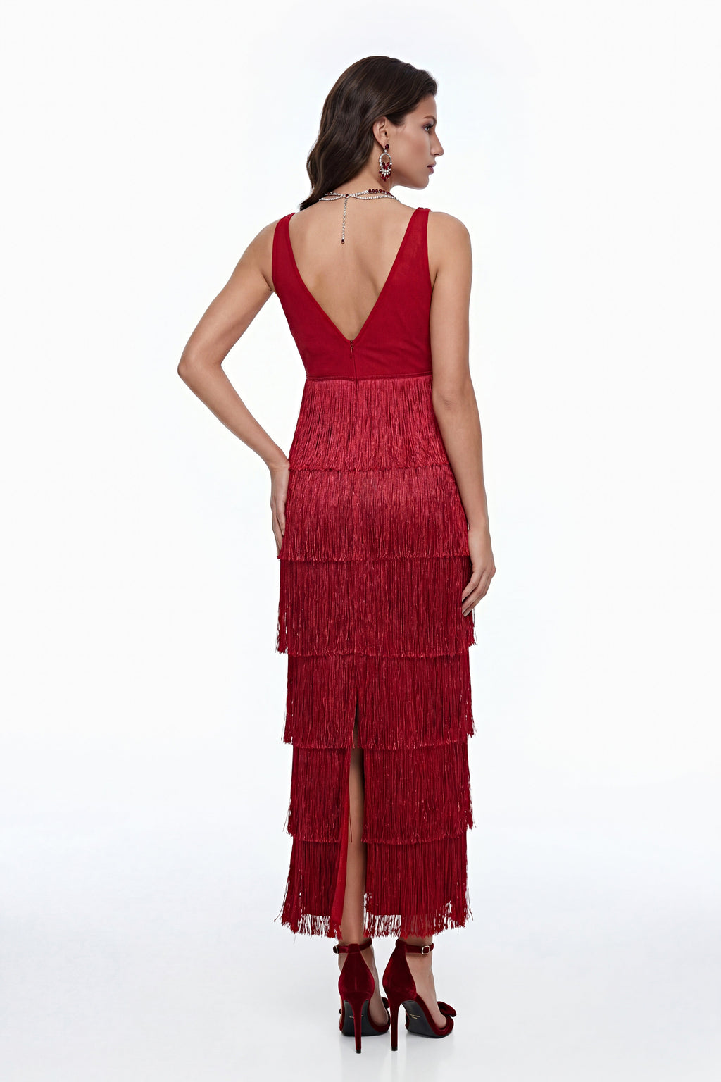 Vestido largo sin mangas Isoldeia en encaje rojo de MRNewyork, con diseño elegante y detalles delicados en la parte superior.