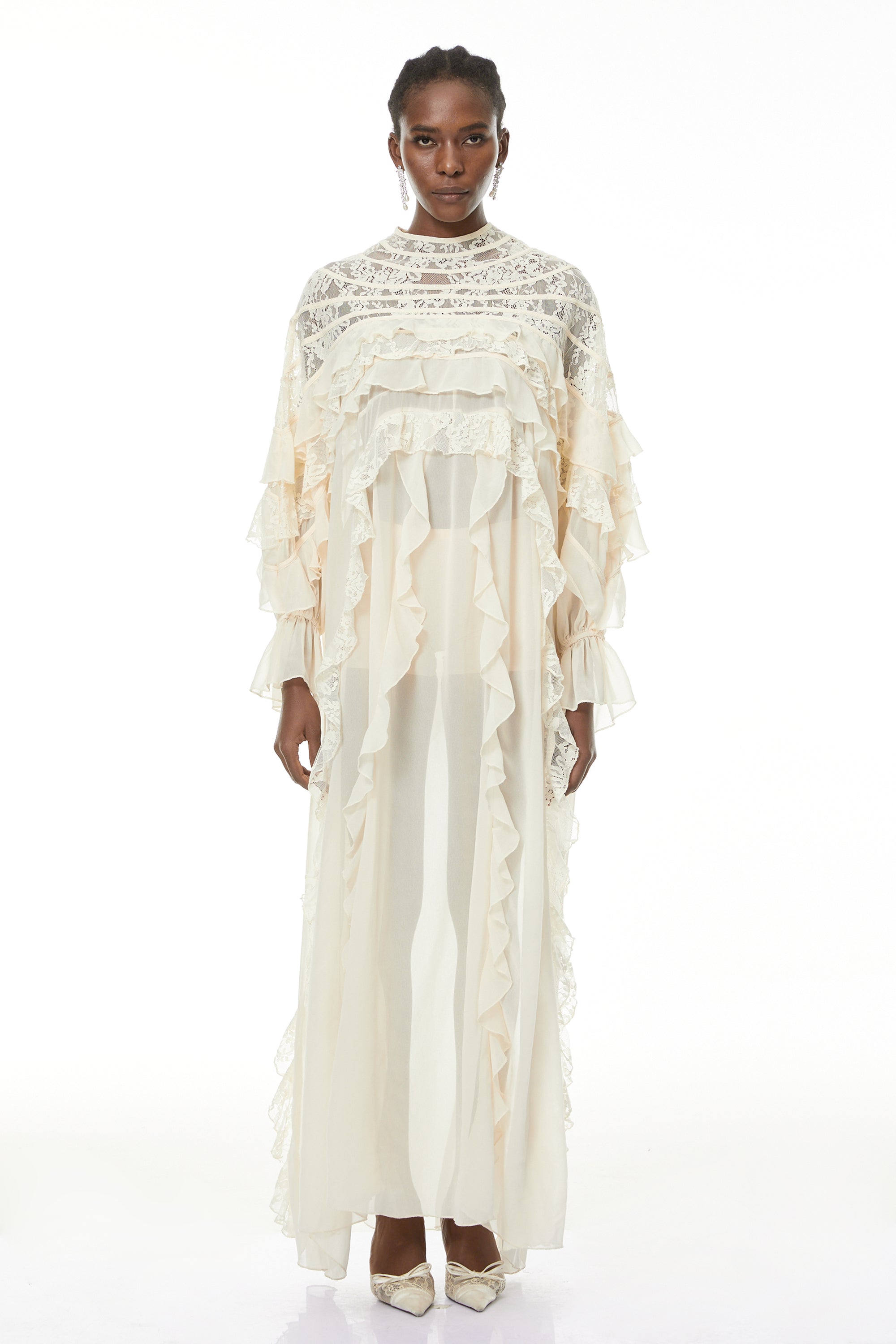 Vestido largo Ivana Neutrals de encaje con frunces de MRMelbourne, elegante y cómodo para ocasiones especiales.