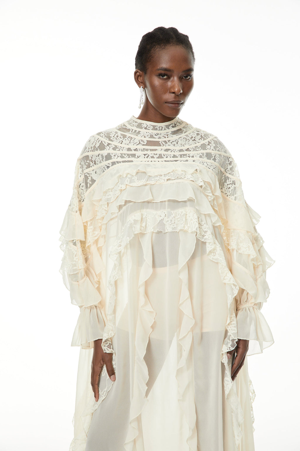 Vestido largo de encaje en tonos neutros de la marca MRMelbourne, con detalles fruncidos y estilo maxi elegante.