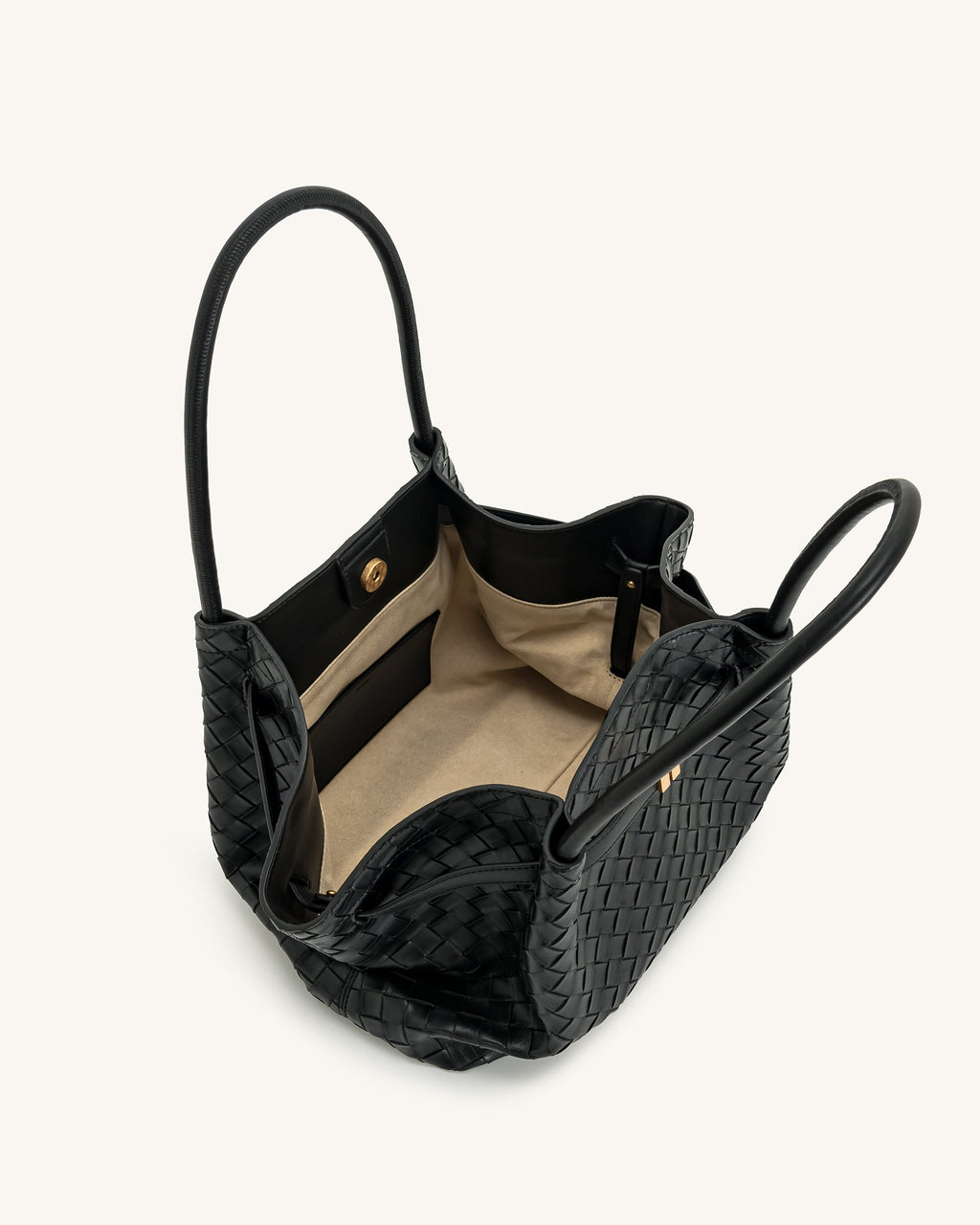 Bolso tote JW PEI Hana mediana en textura de malla negra, vista interior con compartimentos y detalles del diseño.
