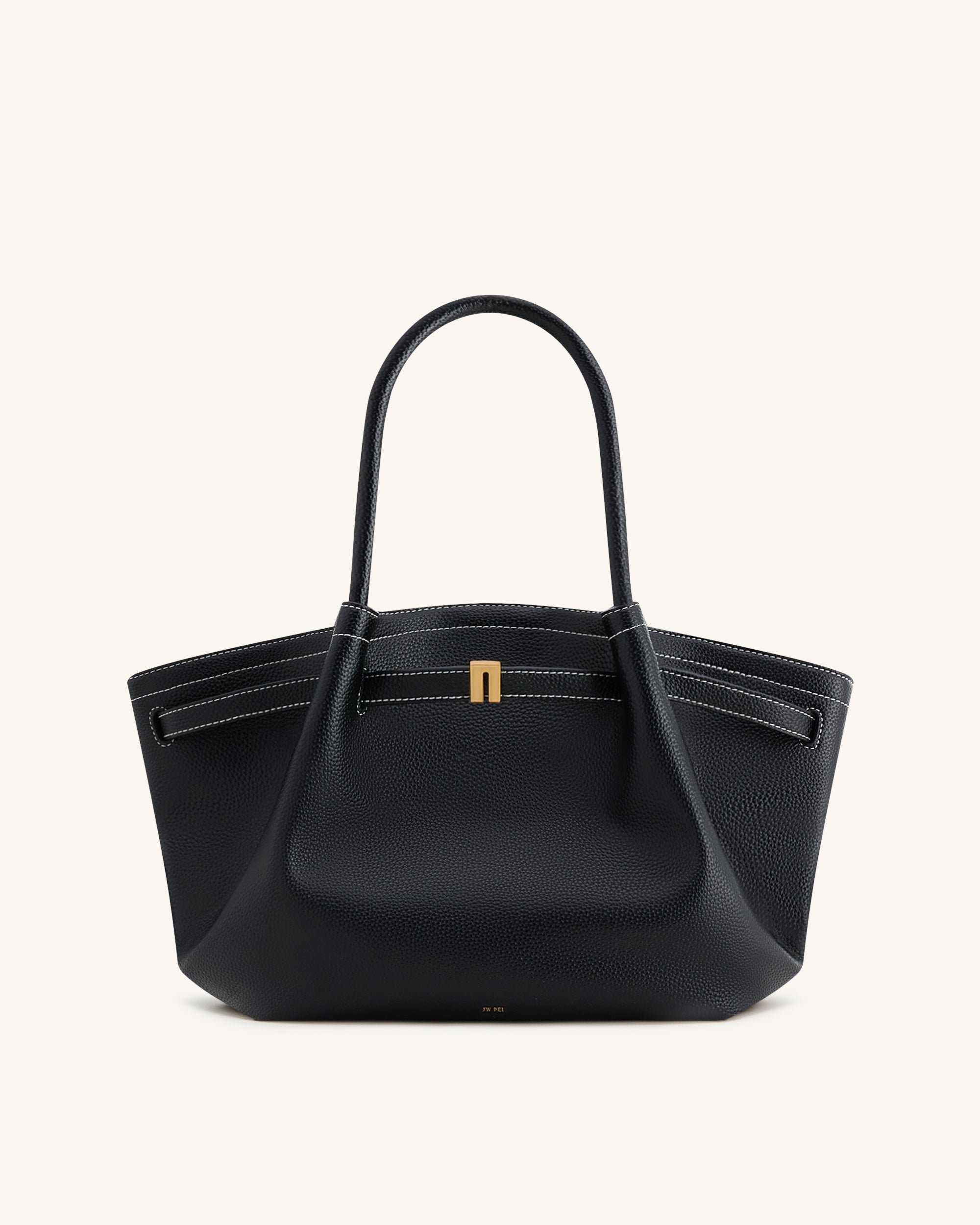 Bolso tote mediano Hana de JW PEI en color negro, vista frontal mostrando diseño elegante y asas robustas.