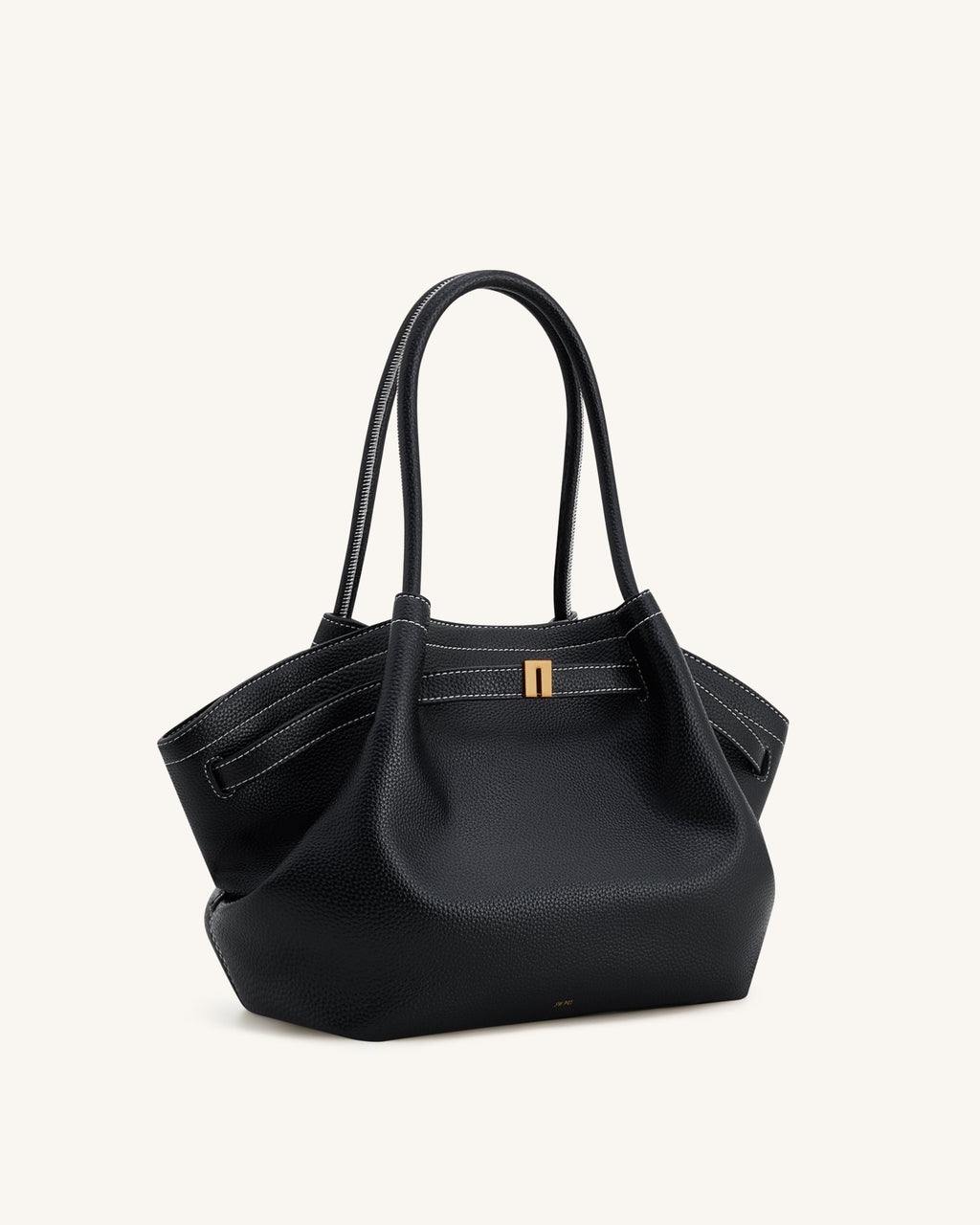 Bolso tote mediano Hana de JW PEI en negro, vista lateral que muestra el diseño y las asas del bolso de moda.