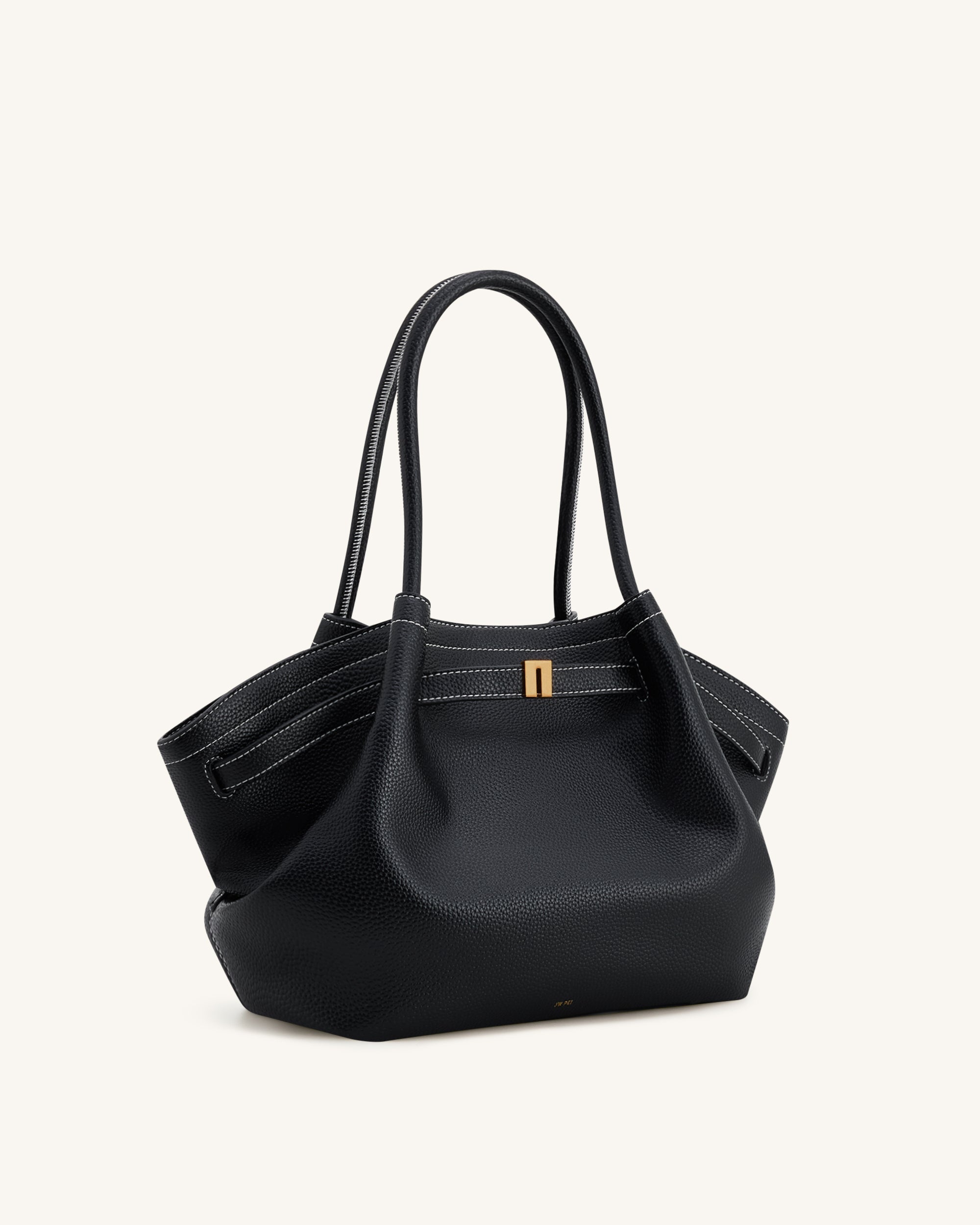 Bolso tote mediano Hana de JW PEI en negro, vista lateral que muestra el diseño y las asas del bolso de moda.