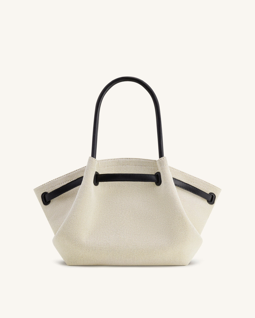 Bolso tote mediano Hana de JW PEI en lona negra, vista trasera con detalles de la marca y diseño elegante.