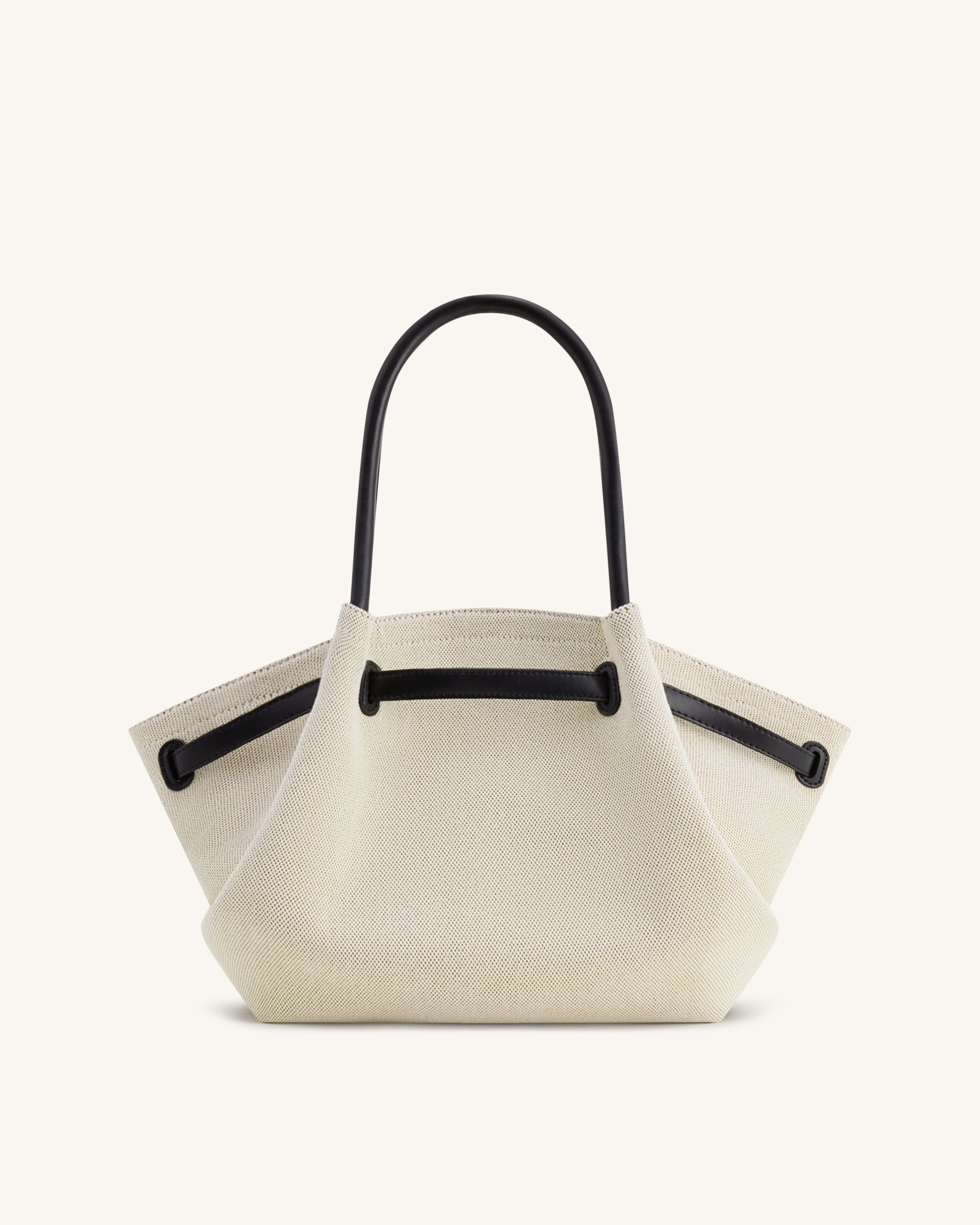 Bolso tote mediano Hana de JW PEI en lona negra, vista trasera con detalles de la marca y diseño elegante.
