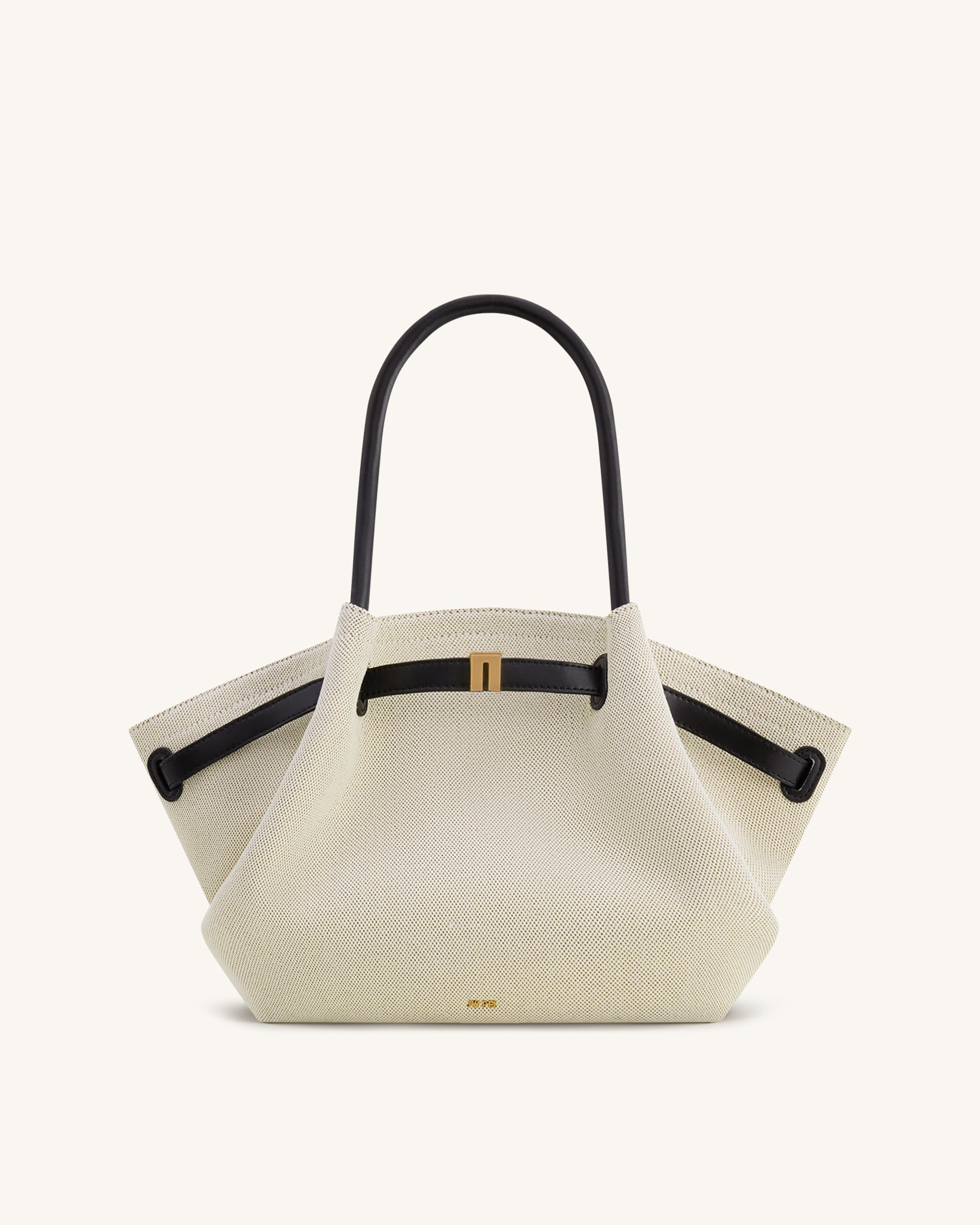 Bolso tote mediano Hana de JW PEI en lona negra, vista frontal mostrando asas y diseño elegante.