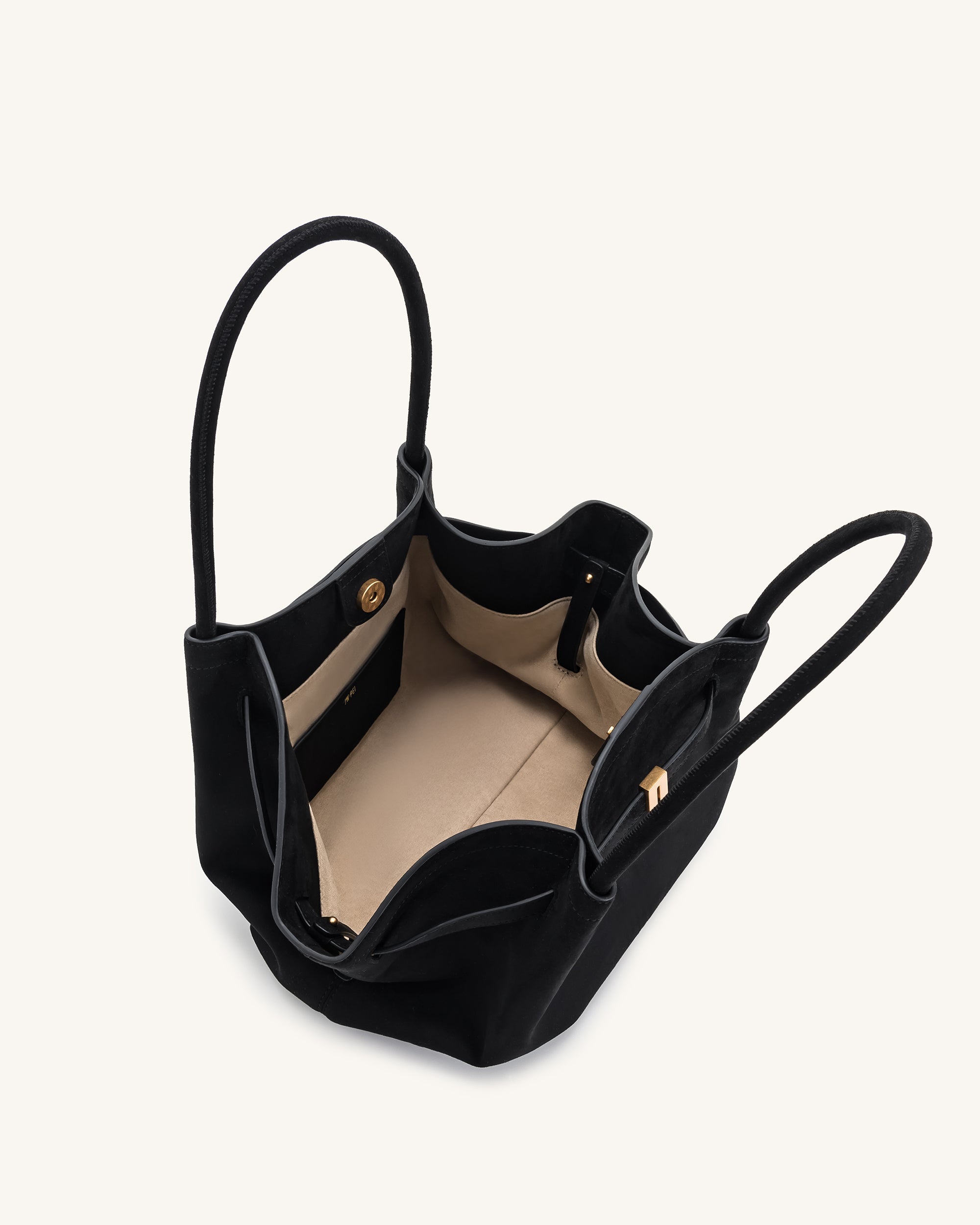 Mochila tote de ante falso mediana Hana en negro de JW PEI, vista interior con compartimentos y detalles de diseño.