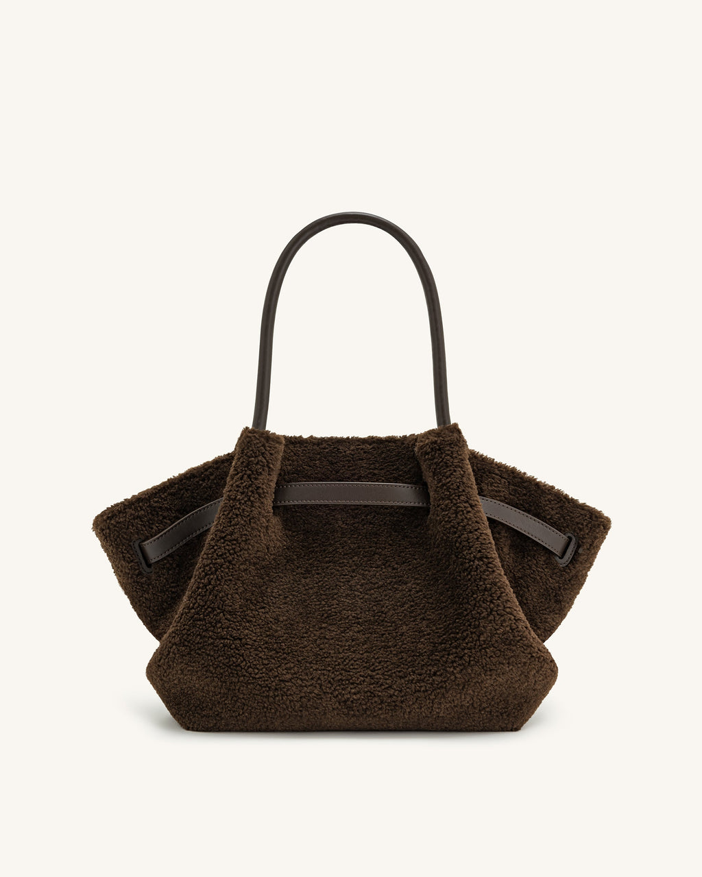 Imagen de la bolsa tote Hana Medium de piel sintética en color marrón mocha de JW PEI, vista desde atrás.