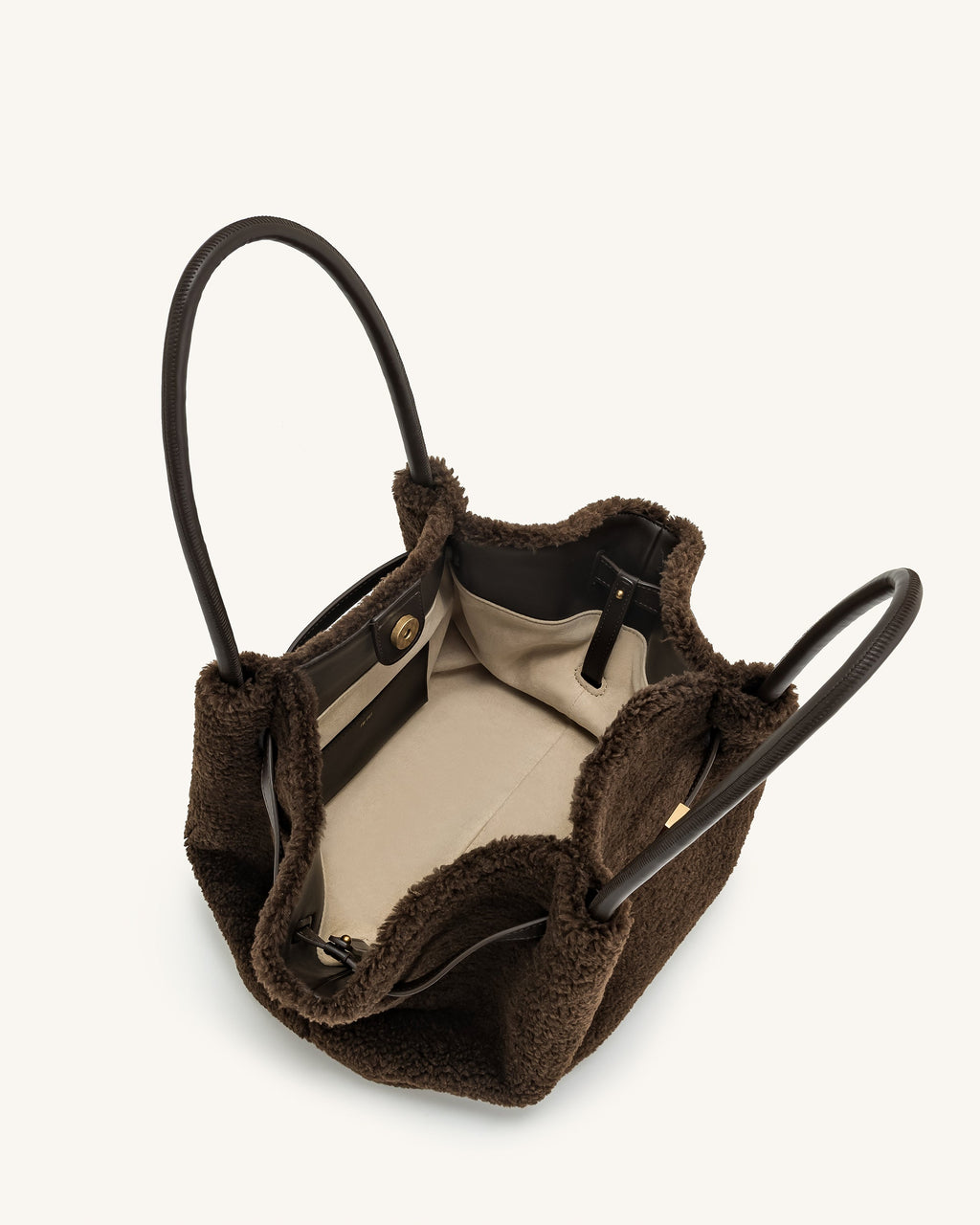 Bolsa tote de felpa sintética Hana Medium en color marrón mocha de JW PEI, vista interior con detalles y textura suave.